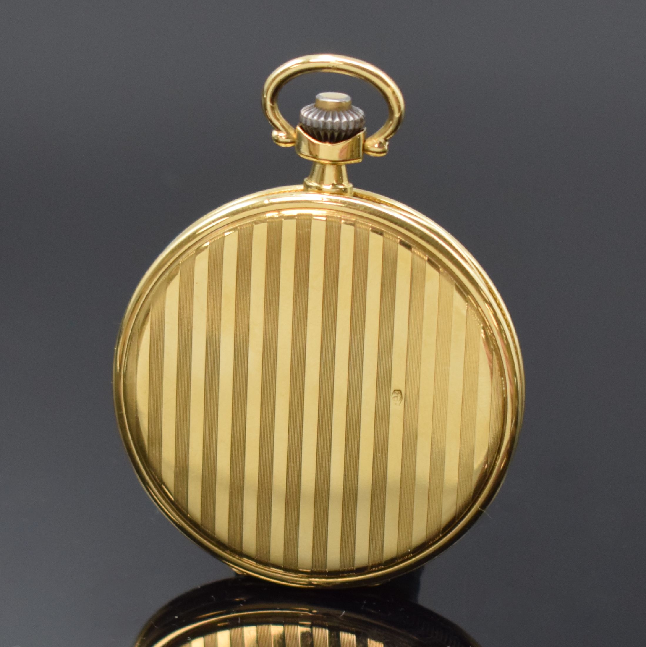 Detail c: MOVADO Savonette Frackuhr in GG 750/000, Schweiz um 1925, Streifen-guill. 3-Deckel Goldgeh., gerippter Rand, Cuvette m. Medaillengrav., gold. ...