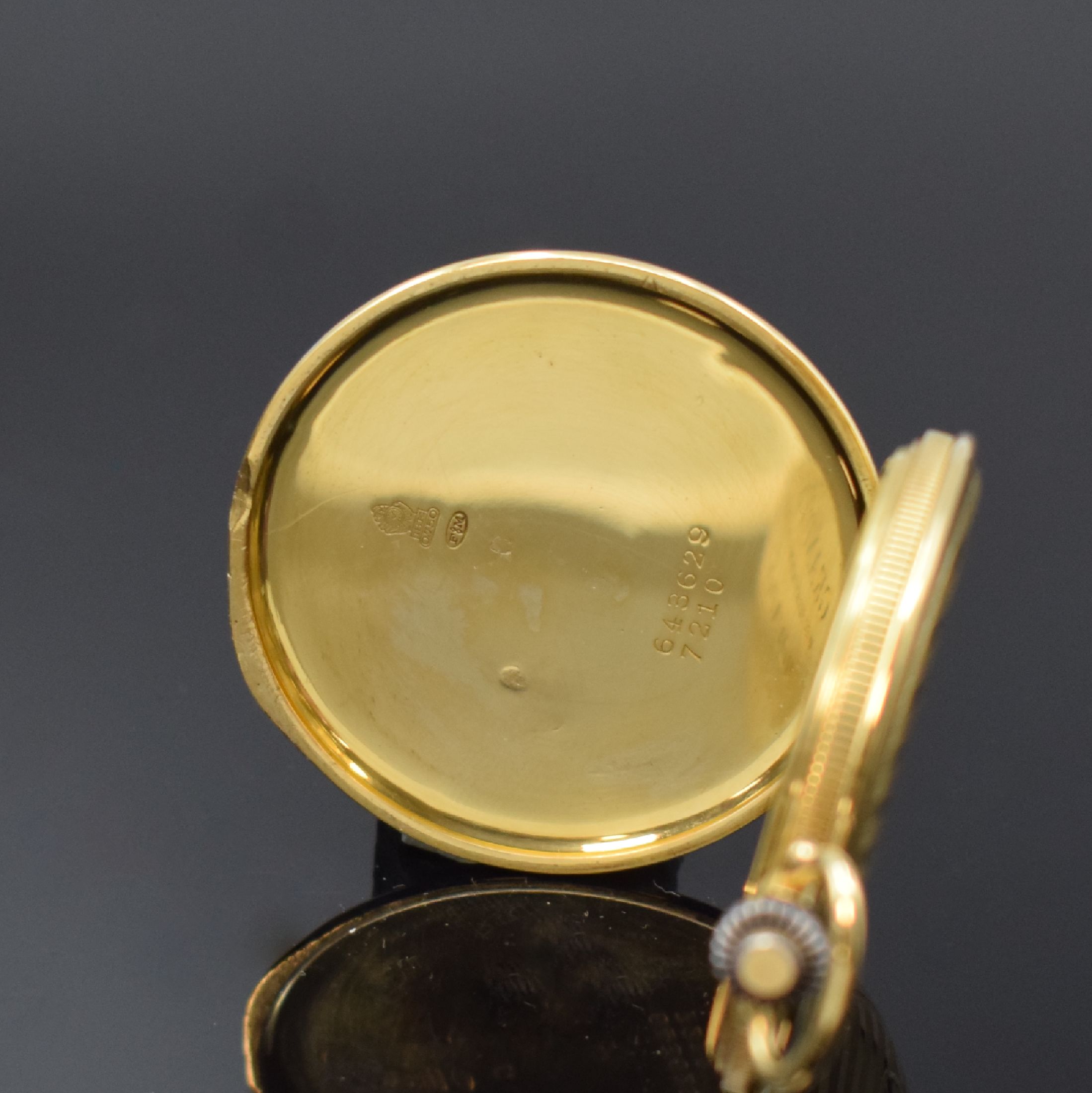 Detail d: MOVADO Savonette Frackuhr in GG 750/000, Schweiz um 1925, Streifen-guill. 3-Deckel Goldgeh., gerippter Rand, Cuvette m. Medaillengrav., gold. ...