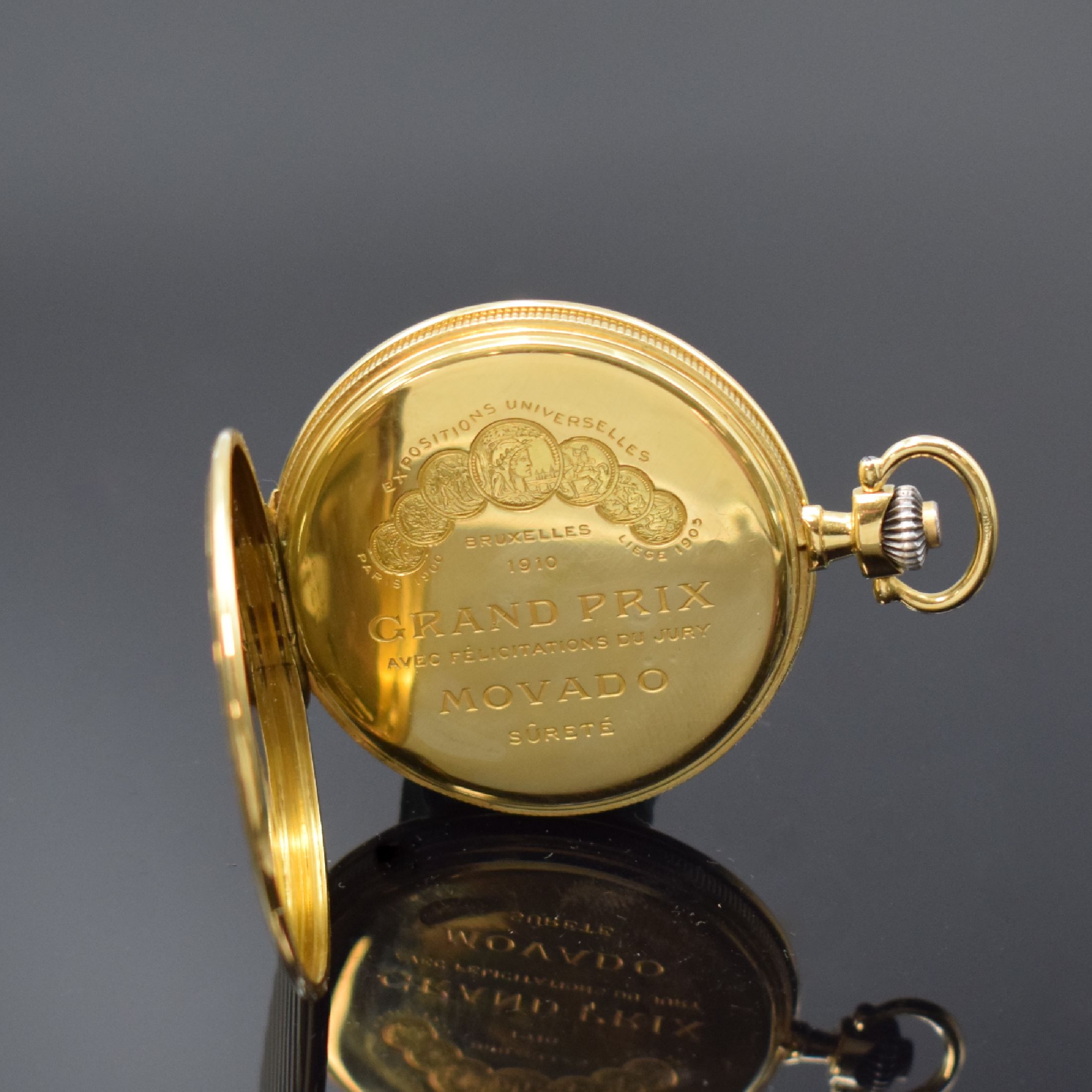 Detail e: MOVADO Savonette Frackuhr in GG 750/000, Schweiz um 1925, Streifen-guill. 3-Deckel Goldgeh., gerippter Rand, Cuvette m. Medaillengrav., gold. ...