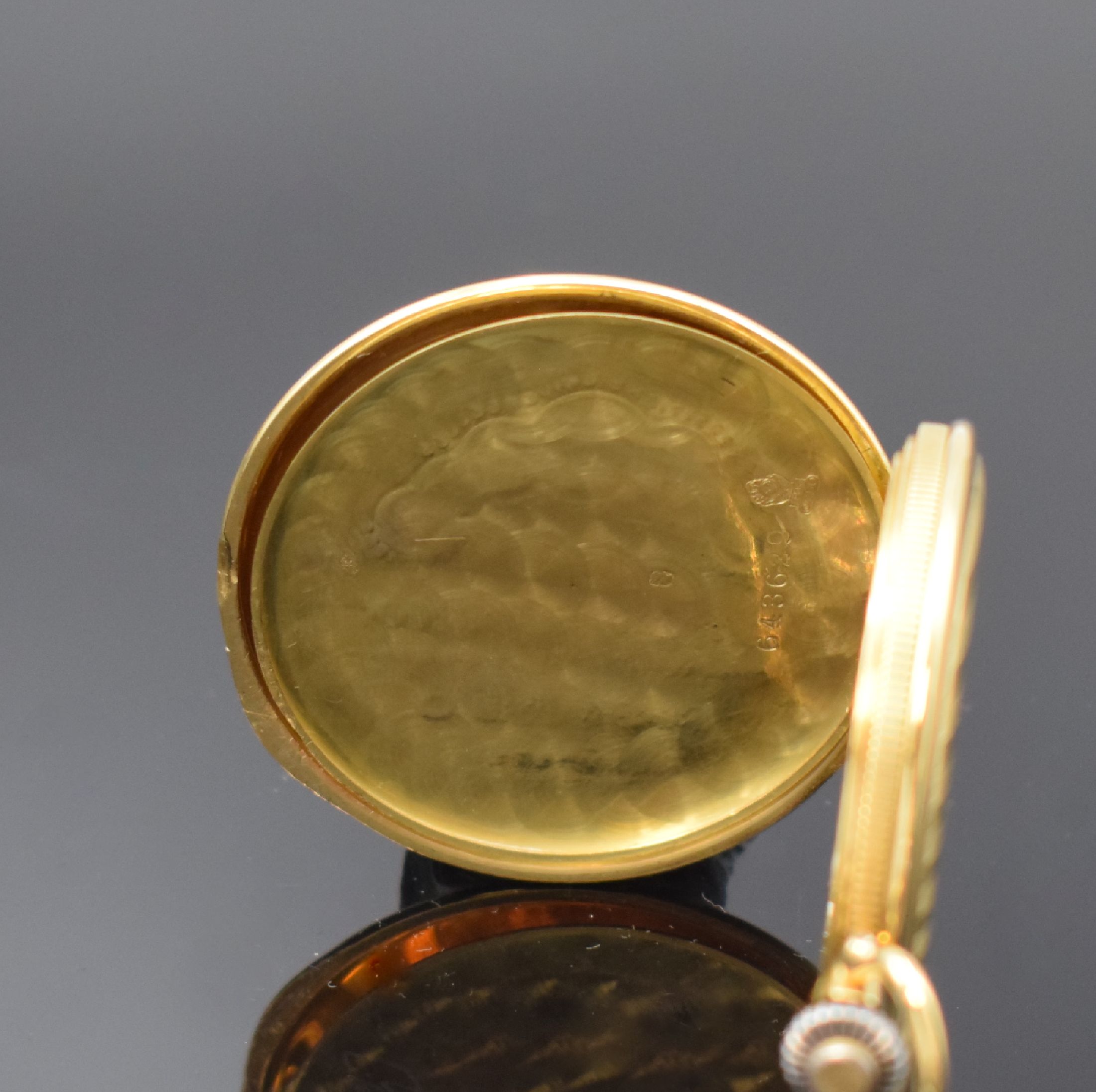 Detail f: MOVADO Savonette Frackuhr in GG 750/000, Schweiz um 1925, Streifen-guill. 3-Deckel Goldgeh., gerippter Rand, Cuvette m. Medaillengrav., gold. ...