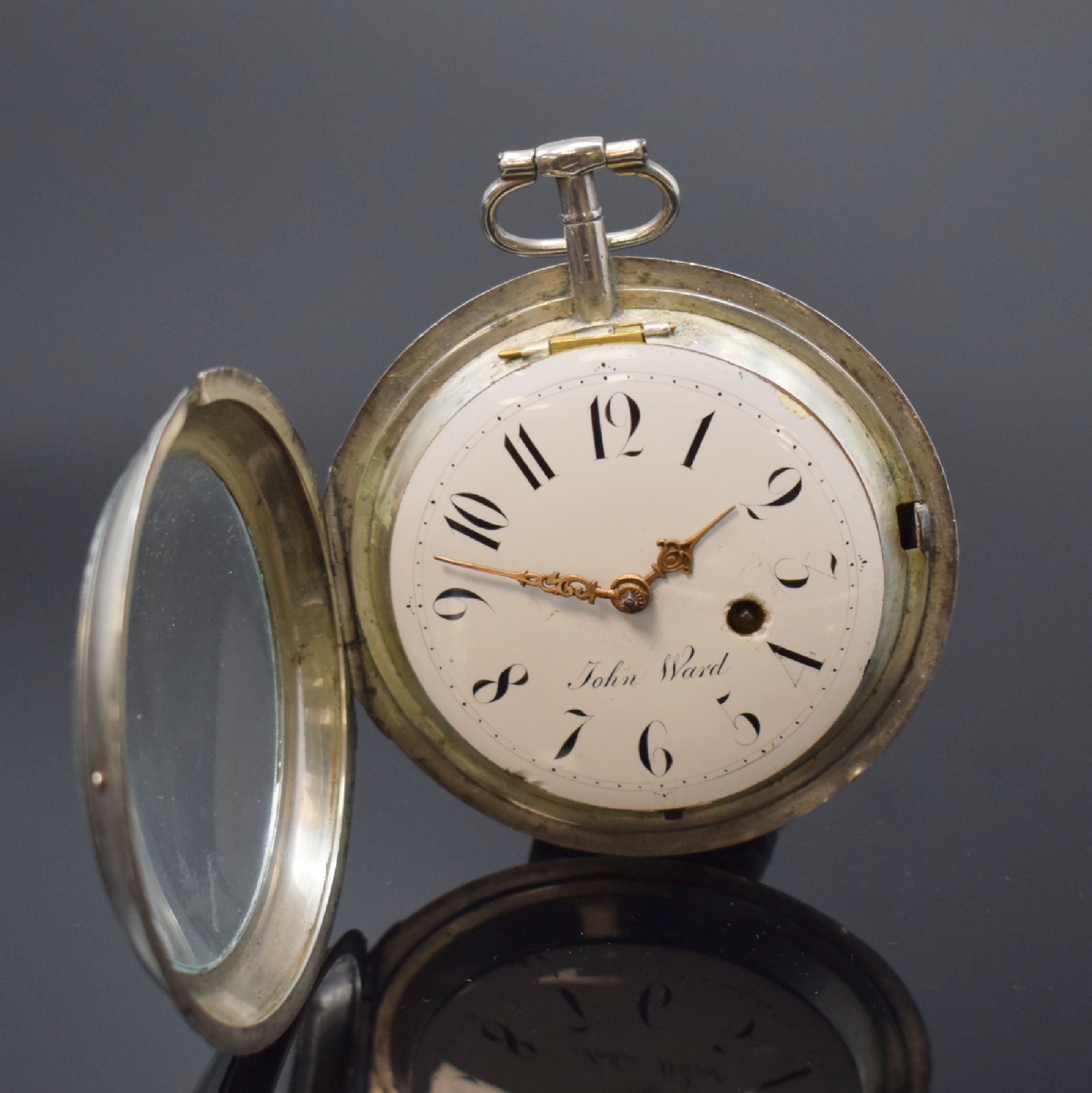 Detail b: JOHN WARD große Spindeltaschenuhr in Silber, um 1790, glattes Geh. dell. m. großem Aussenscharnier, Emailzifferbl. riss., radiale arab. Zahlen, ...