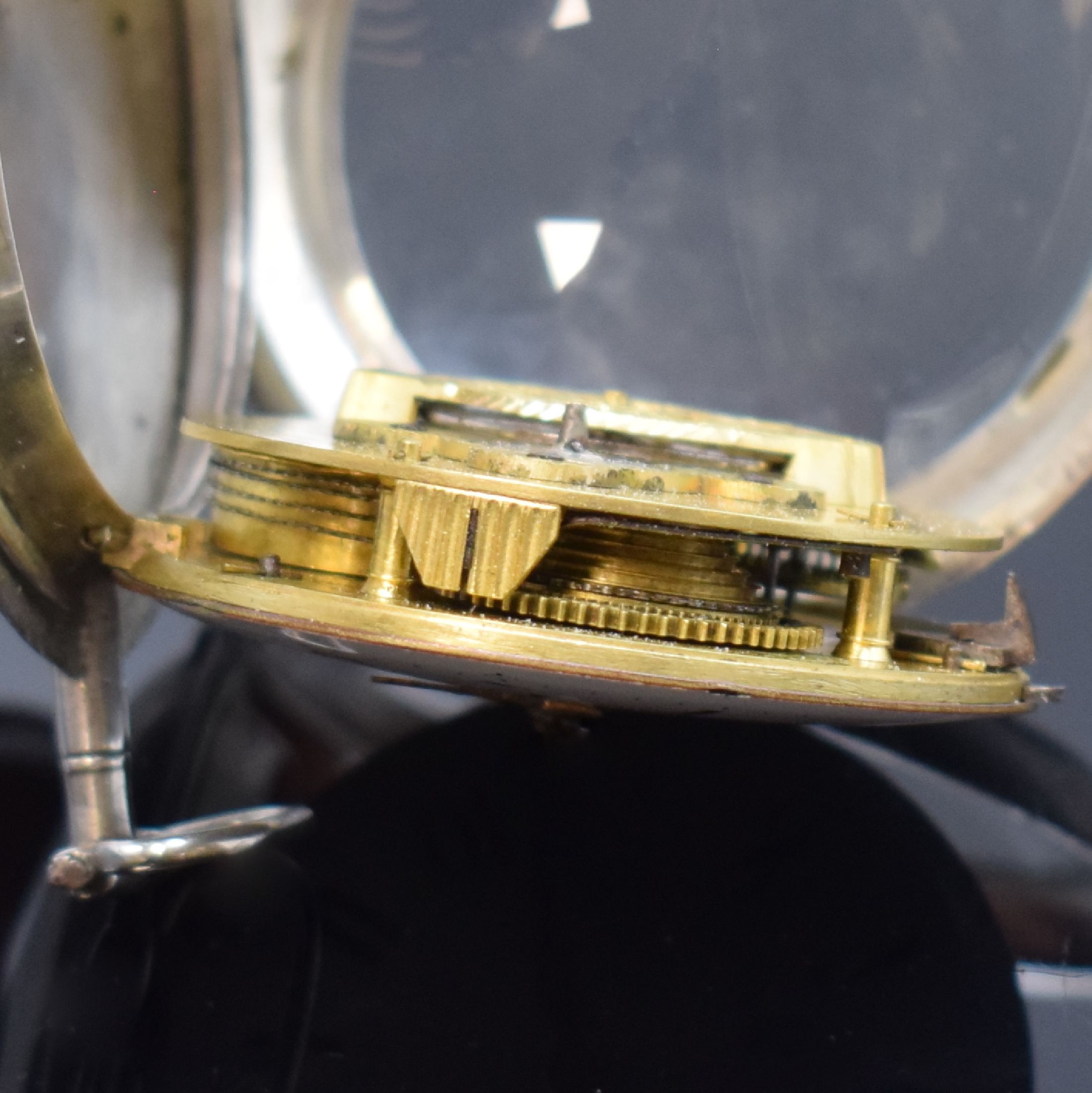 Detail d: JOHN WARD große Spindeltaschenuhr in Silber, um 1790, glattes Geh. dell. m. großem Aussenscharnier, Emailzifferbl. riss., radiale arab. Zahlen, ...
