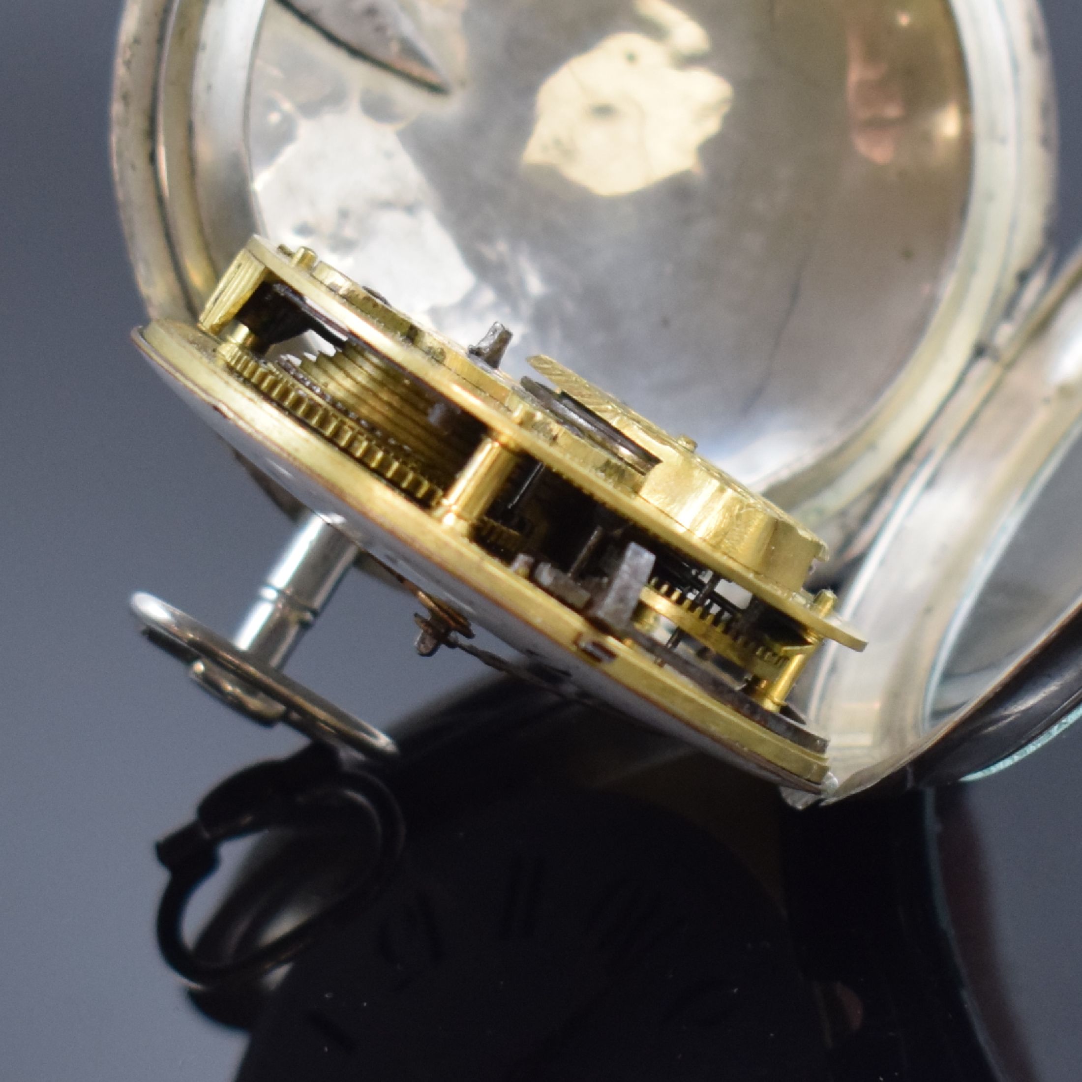 Detail e: JOHN WARD große Spindeltaschenuhr in Silber, um 1790, glattes Geh. dell. m. großem Aussenscharnier, Emailzifferbl. riss., radiale arab. Zahlen, ...