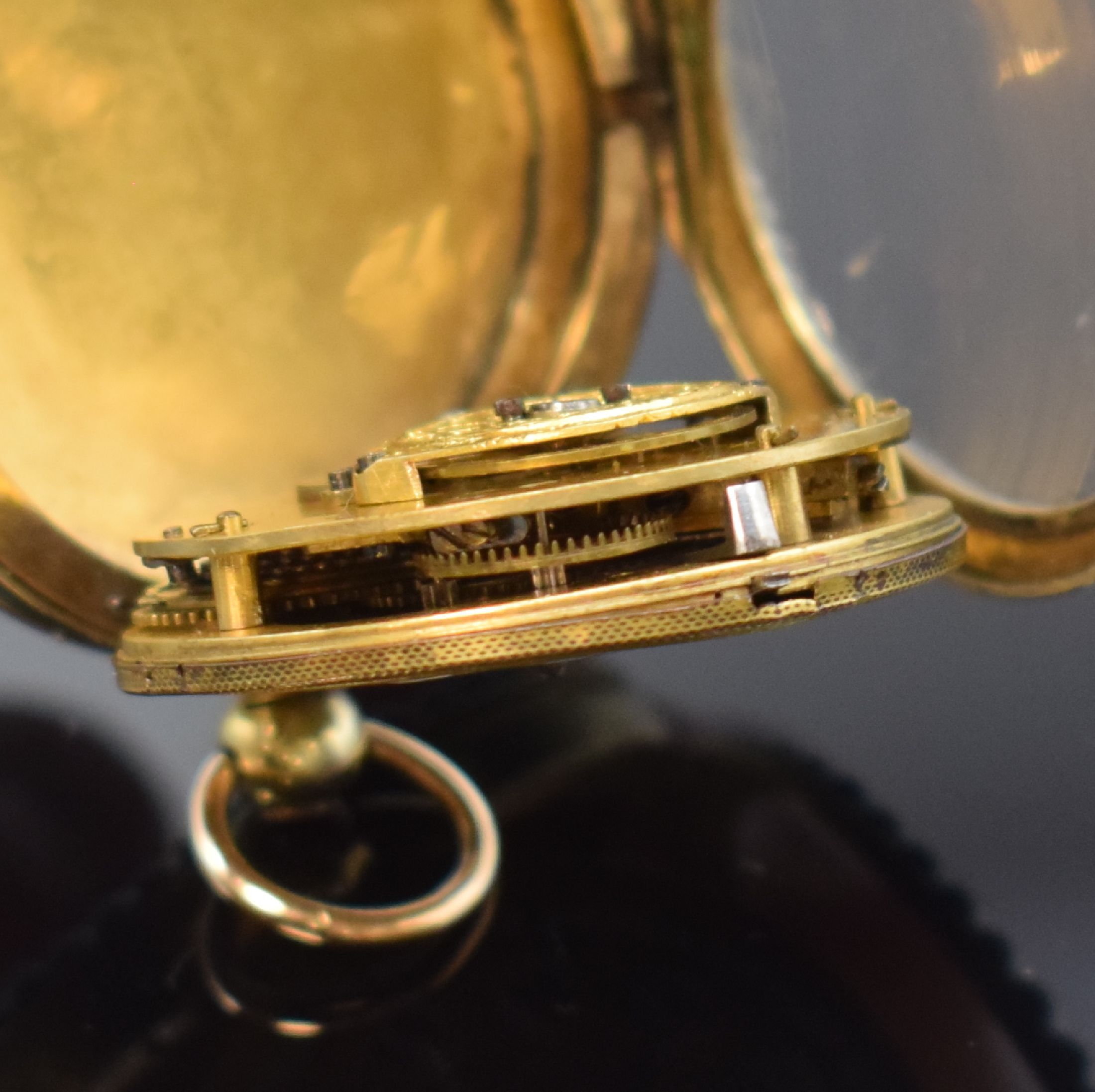 Detail d: Spindeltaschenuhr mit Schmucksteinbesatz, Schweiz um 1820, glattes verg. Geh. dell., verg. Zifferbl. m. arab. Emailkartuschen, Emailminuterie, Zeiger ...