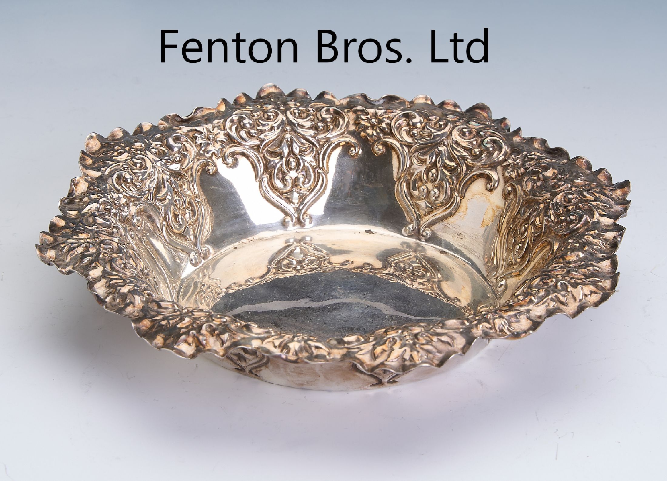 Anbietschale, 925er Silber, England Sheffield 1904, hochgezogener Rand mit floralen Elementen, D. ca. 17.5 cm, ca. 123 g,Hersteller Fenton Bros. Ltd