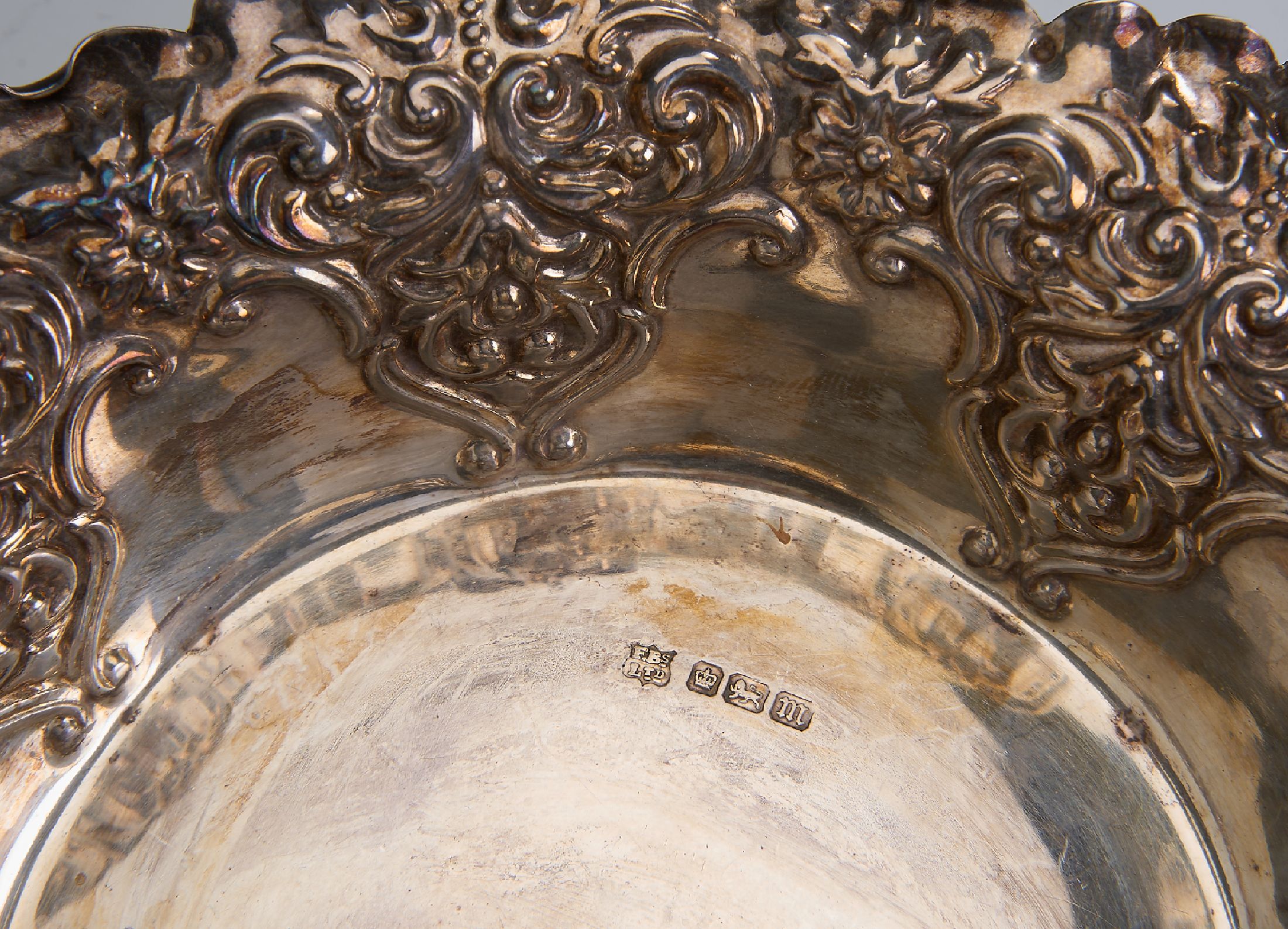 Detail a: Anbietschale, 925er Silber, England Sheffield 1904, hochgezogener Rand mit floralen Elementen, D. ca. 17.5 cm, ca. 123 g,Hersteller Fenton Bros. Ltd