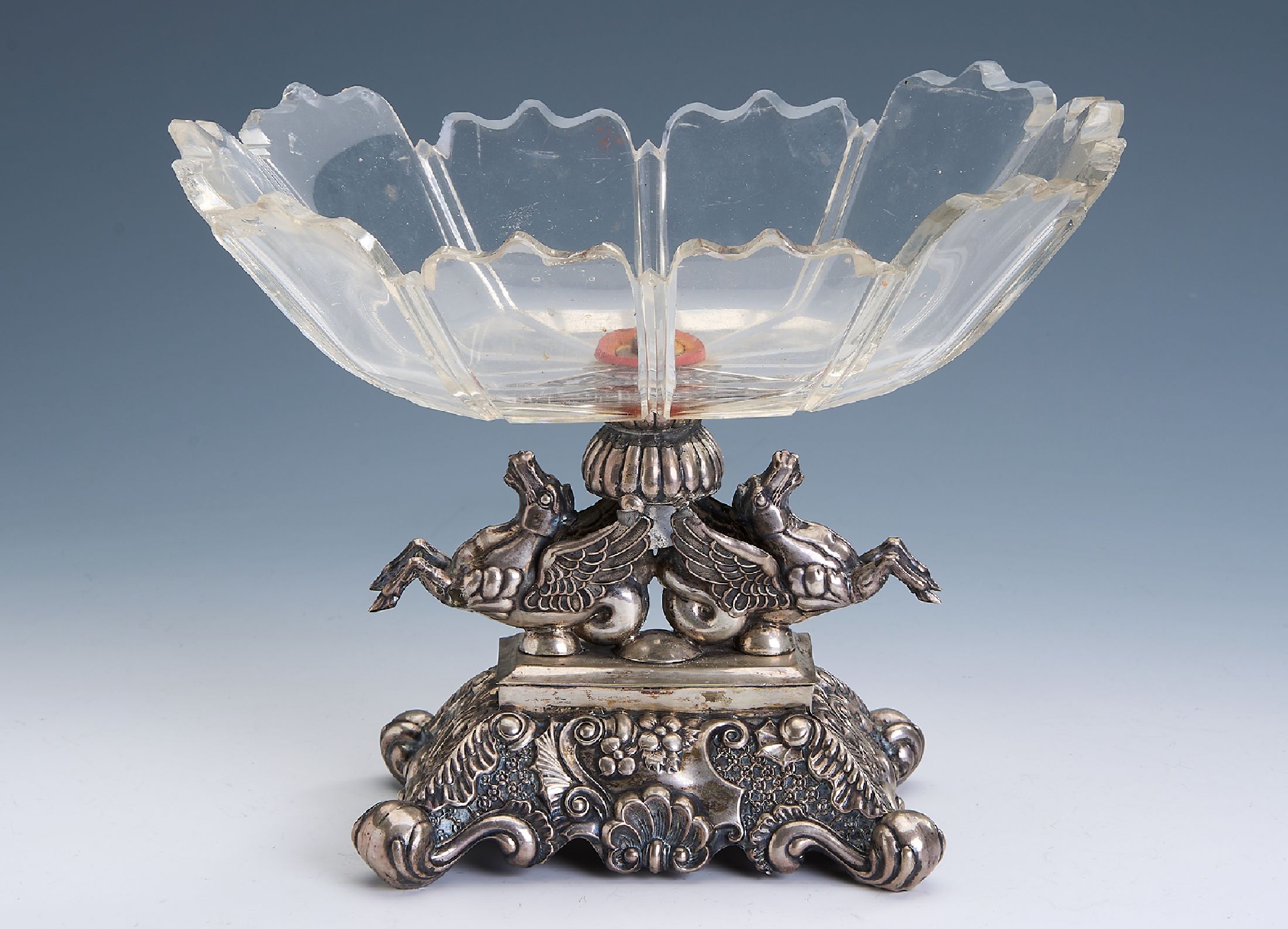 Tafelaufsatz, Silber gepr., wohl Hanau um 1900, Fuß mit Rocaillen, Muscheln, Blüten und Früchten, 2 Fabelwesen mit Flügel, Glasschale mit ...