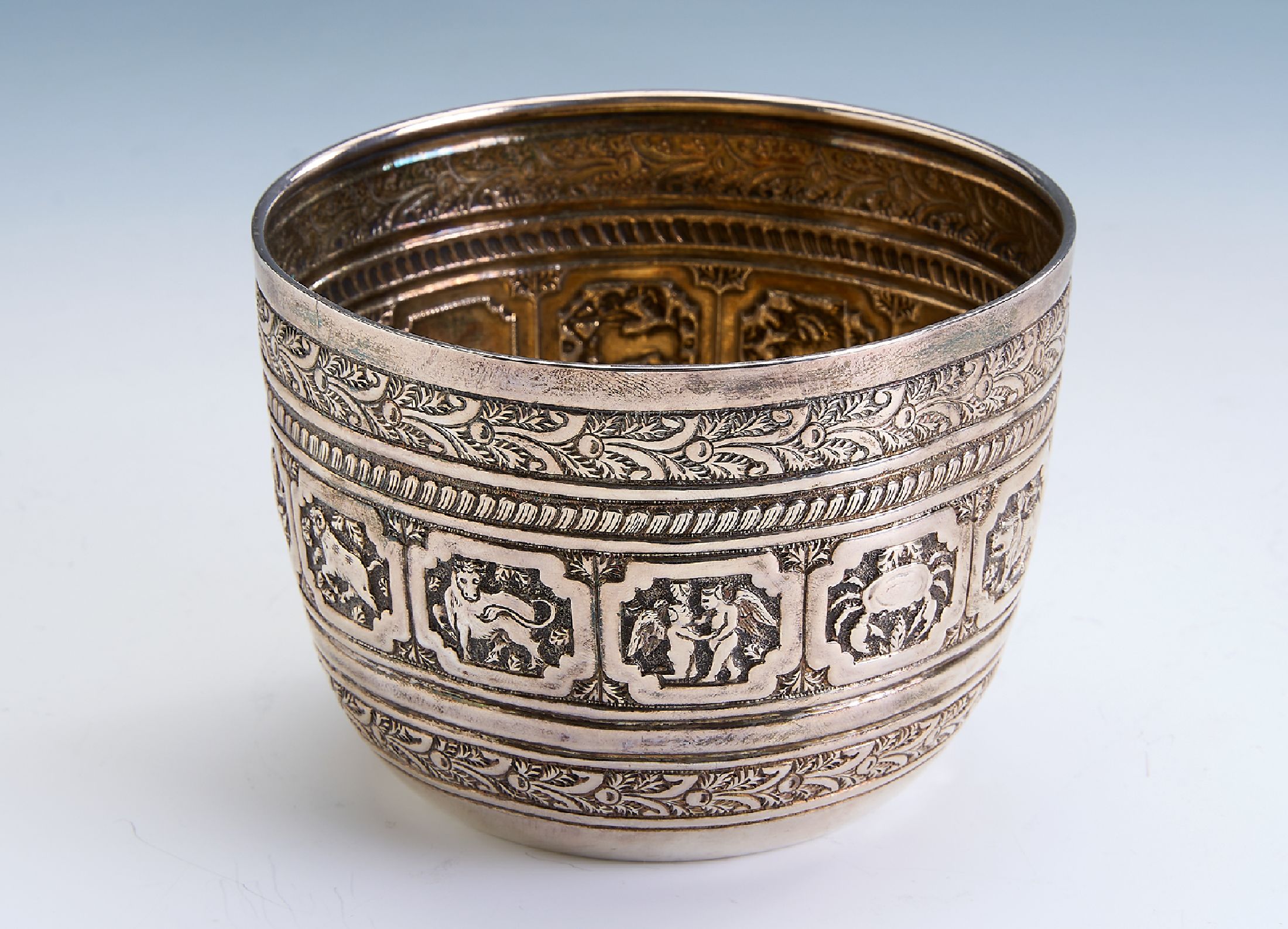 Detail a: Zierbecher, 925er Silber, England, London 1886, umlaufende Zierbänder, mittig Band mit 11 Sternzeichen, zwölftes Sternzeichen durch ...