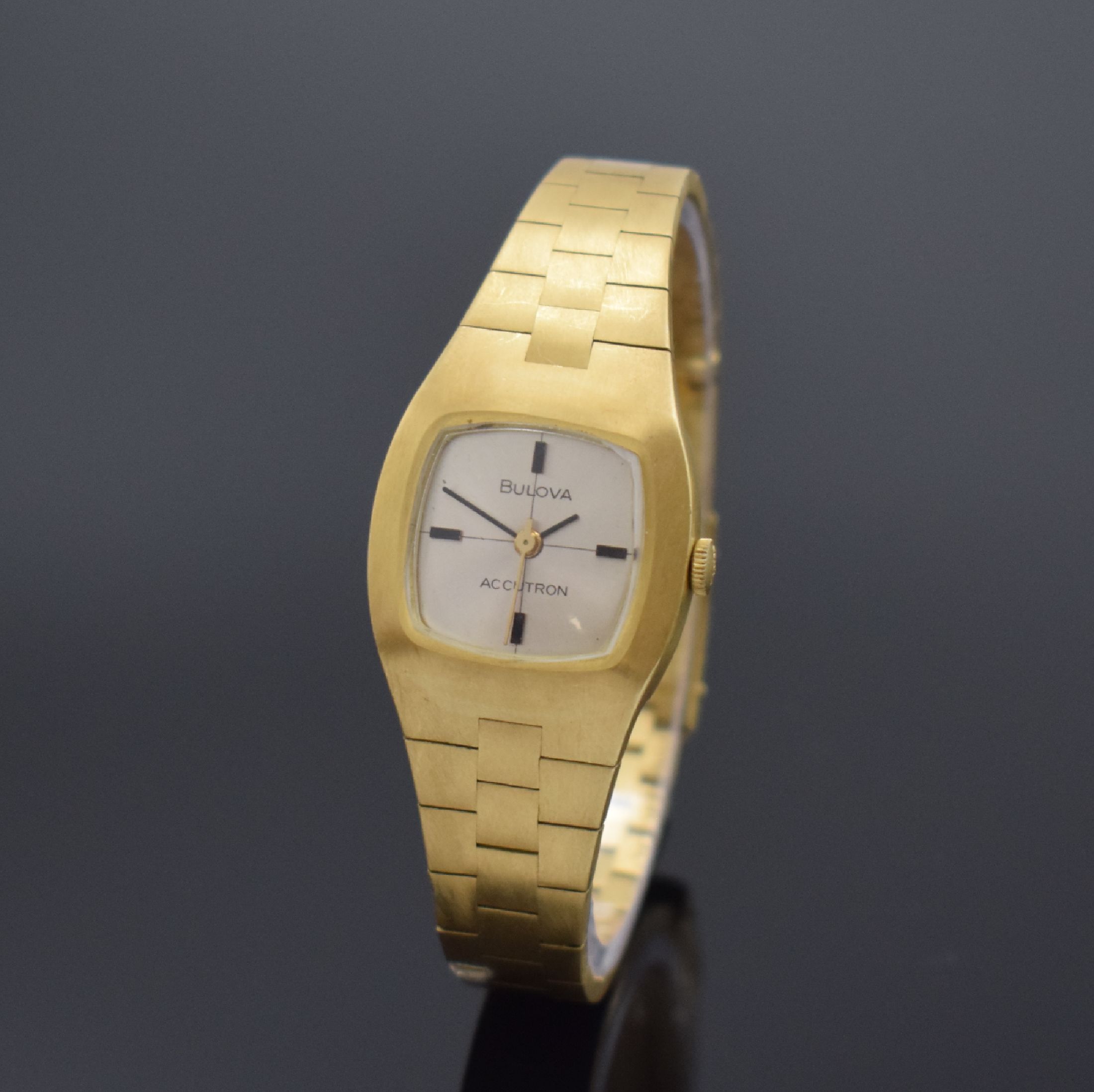 BULOVA Accutron Damengoldbanduhr in GG 750/000, Schweiz um 1970, quarz, Goldband Faltschl., Boden aufgedr., silb. Zifferbl. m. gold. u. geschw. ...