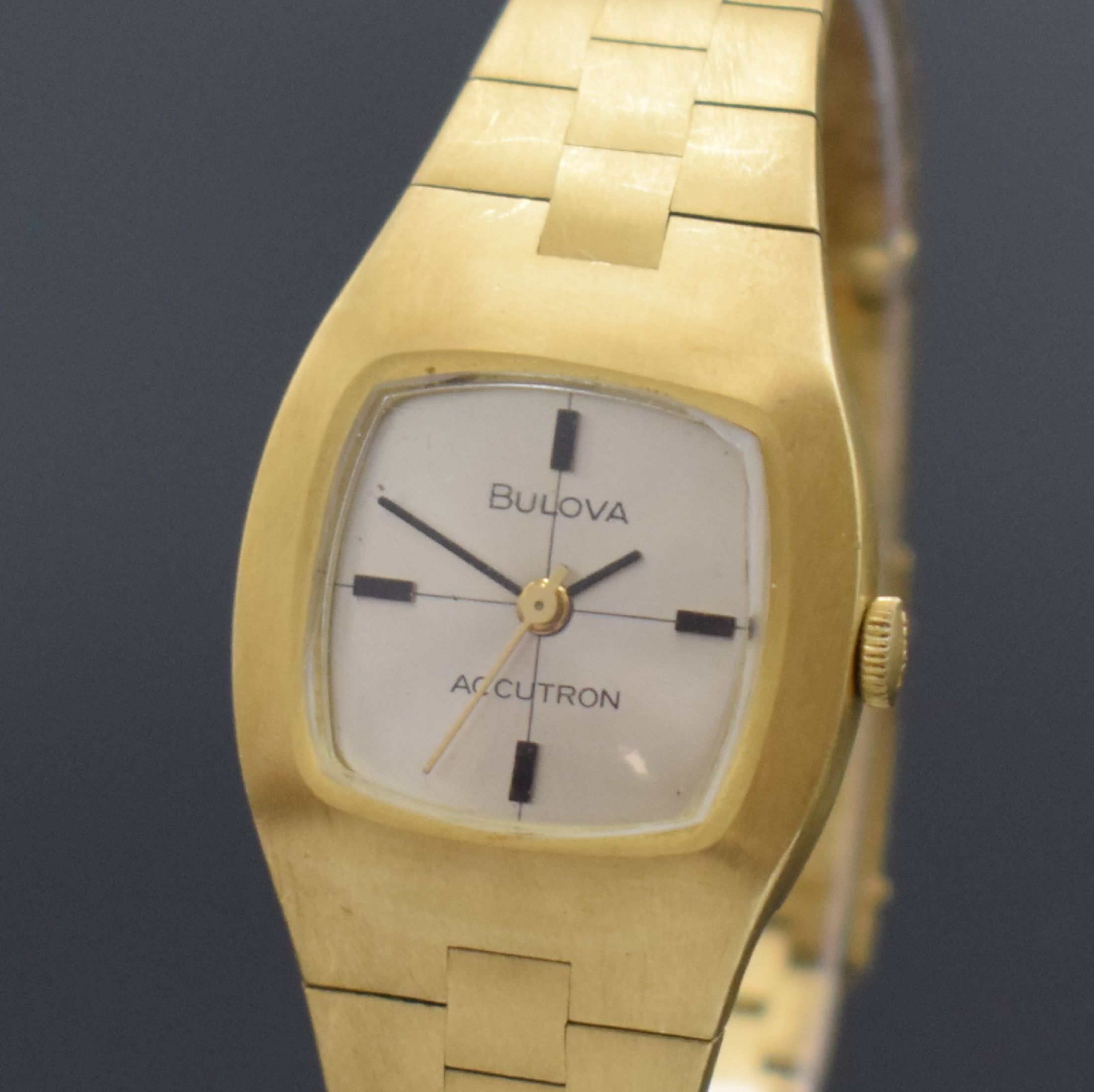 Detail a: BULOVA Accutron Damengoldbanduhr in GG 750/000, Schweiz um 1970, quarz, Goldband Faltschl., Boden aufgedr., silb. Zifferbl. m. gold. u. geschw. ...
