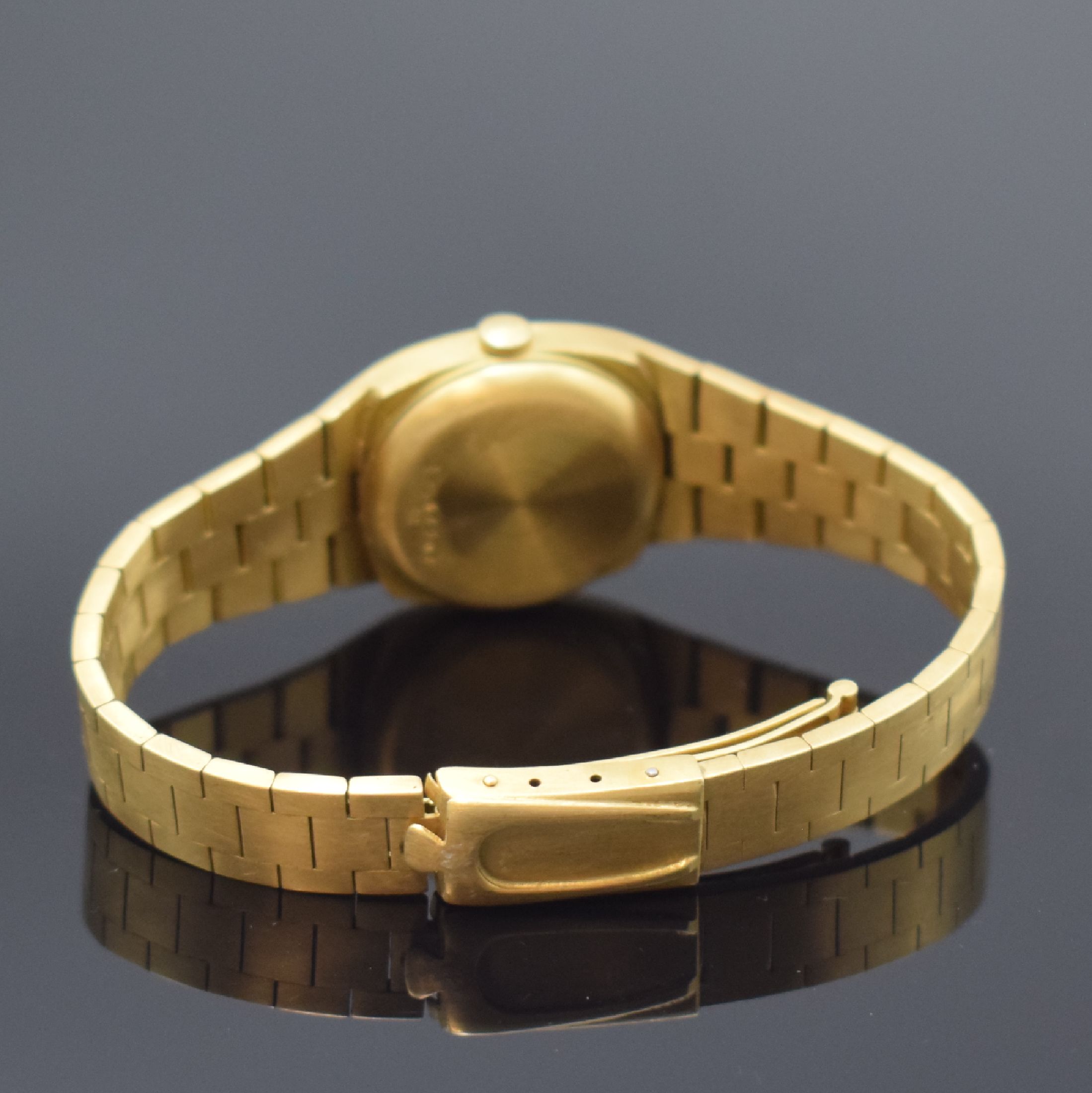 Detail b: BULOVA Accutron Damengoldbanduhr in GG 750/000, Schweiz um 1970, quarz, Goldband Faltschl., Boden aufgedr., silb. Zifferbl. m. gold. u. geschw. ...