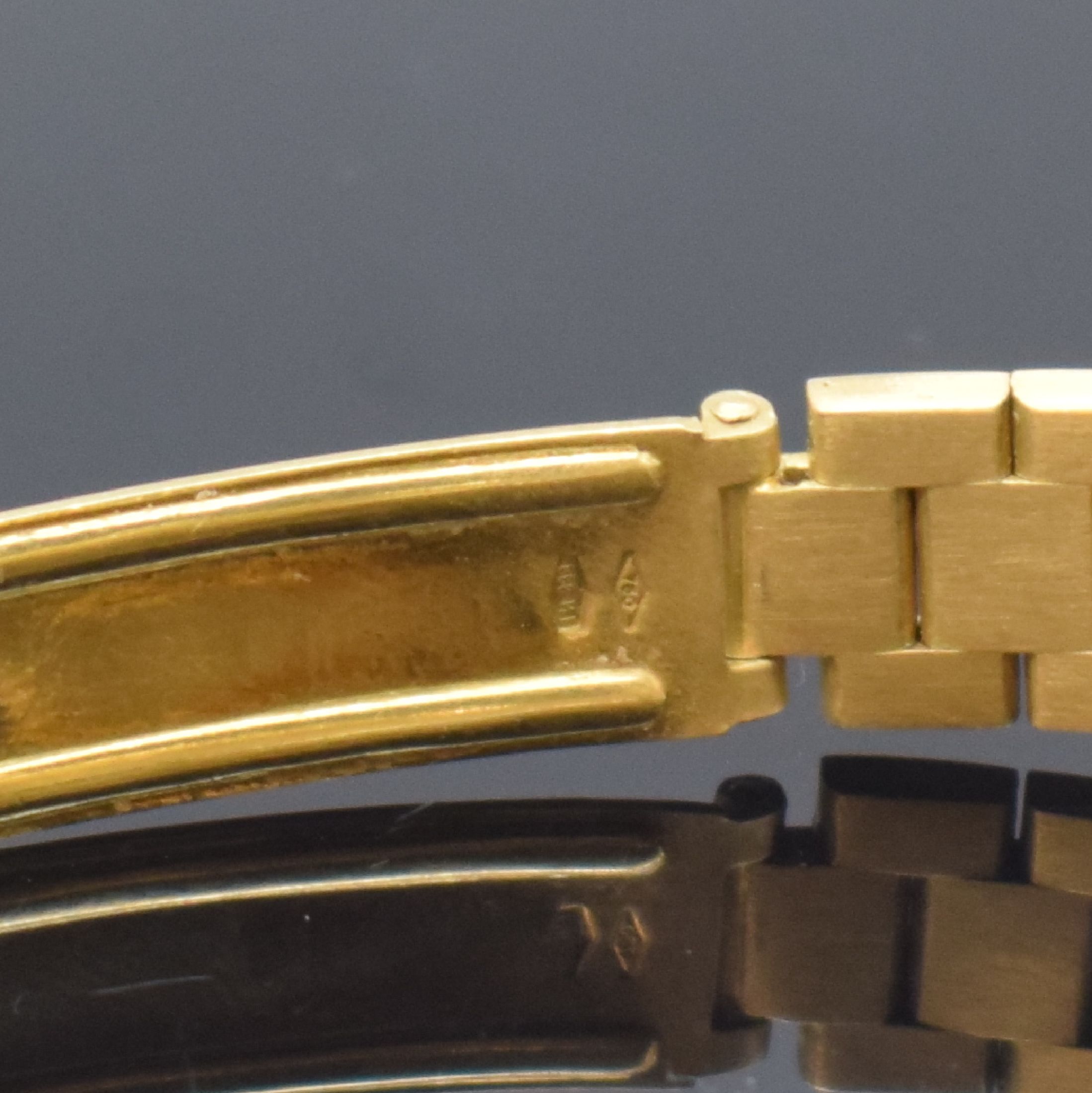 Detail c: BULOVA Accutron Damengoldbanduhr in GG 750/000, Schweiz um 1970, quarz, Goldband Faltschl., Boden aufgedr., silb. Zifferbl. m. gold. u. geschw. ...