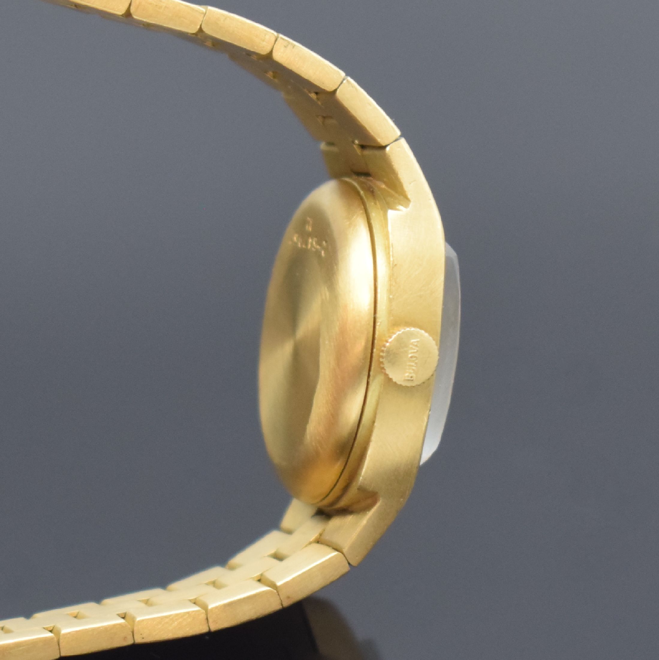 Detail d: BULOVA Accutron Damengoldbanduhr in GG 750/000, Schweiz um 1970, quarz, Goldband Faltschl., Boden aufgedr., silb. Zifferbl. m. gold. u. geschw. ...