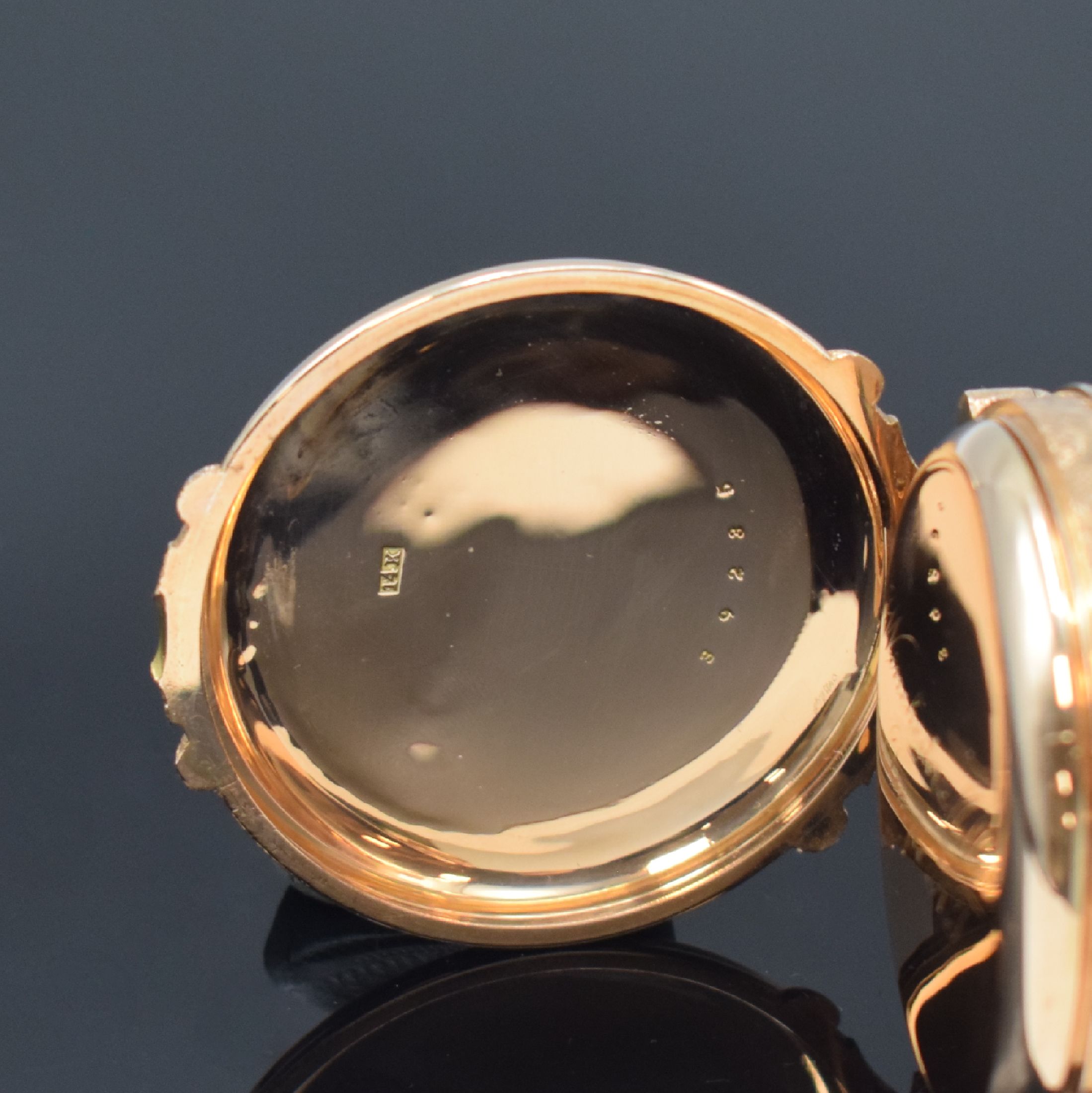 Detail d: AMERICAN WALTHAM Watch Company schwere Savonette in RoseG 585/000, USA um 1888, aufw. graviertes 3-Deckel Gold-Prunkgehäuse, beide Schalen m. ...
