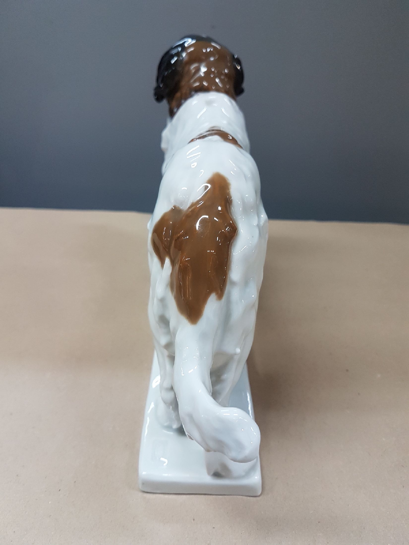 Detail d: Porzellanfigur, "Bernhardiner", Entwurf Emmerich Oehler von 1906, frühe Ausformung mit Knaufschwertern, erste Wahl, auf rechteckigem ...