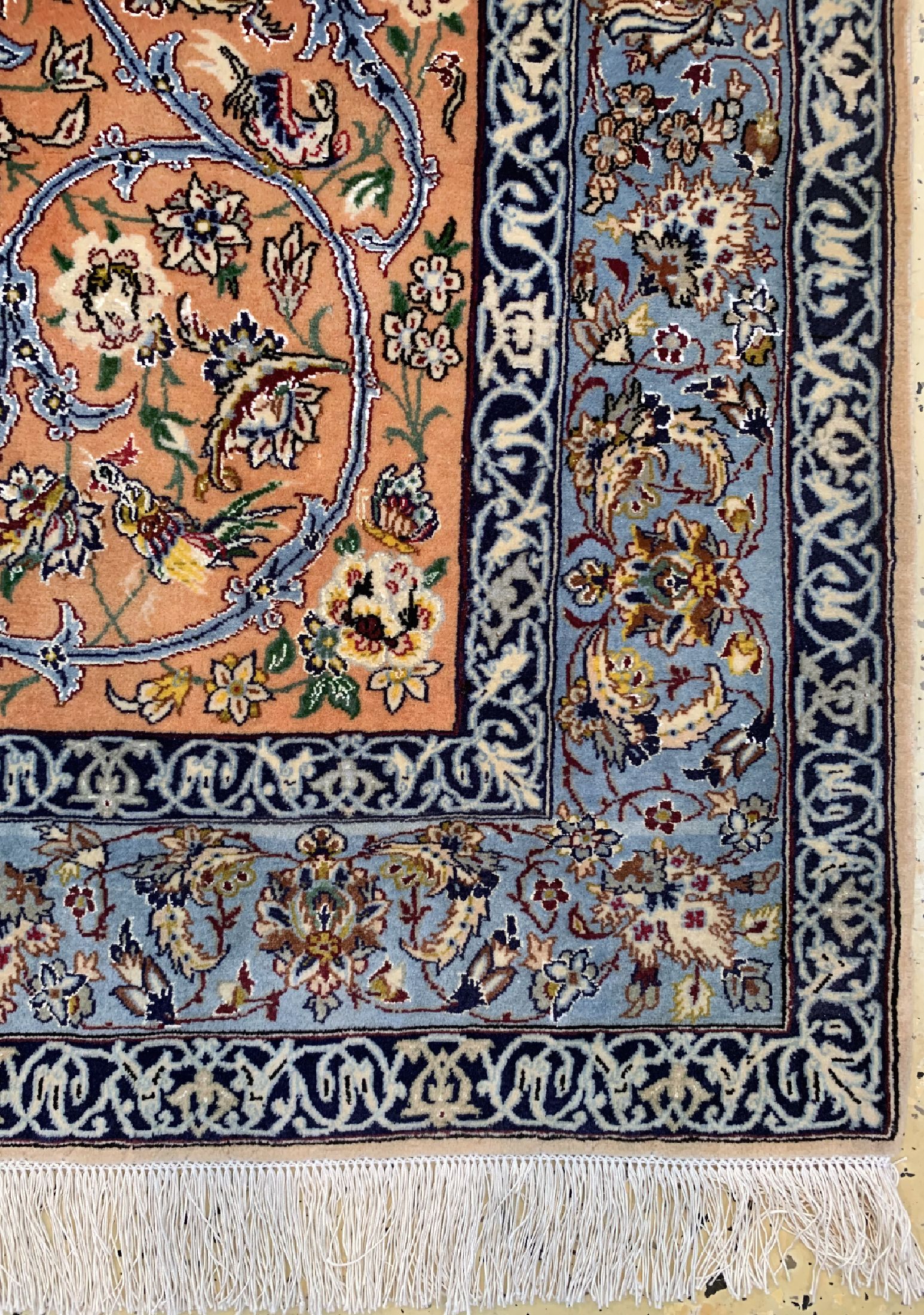 Detail a: Esfahan fein, Persien, ca. 50 Jahre, Korkwolle mit und auf Seide, ca. 168 x 107 cm,ca. 1,0 Mio. Kn/qm, gereinigt, EHZ: 1-2, (Fransen erneuert).