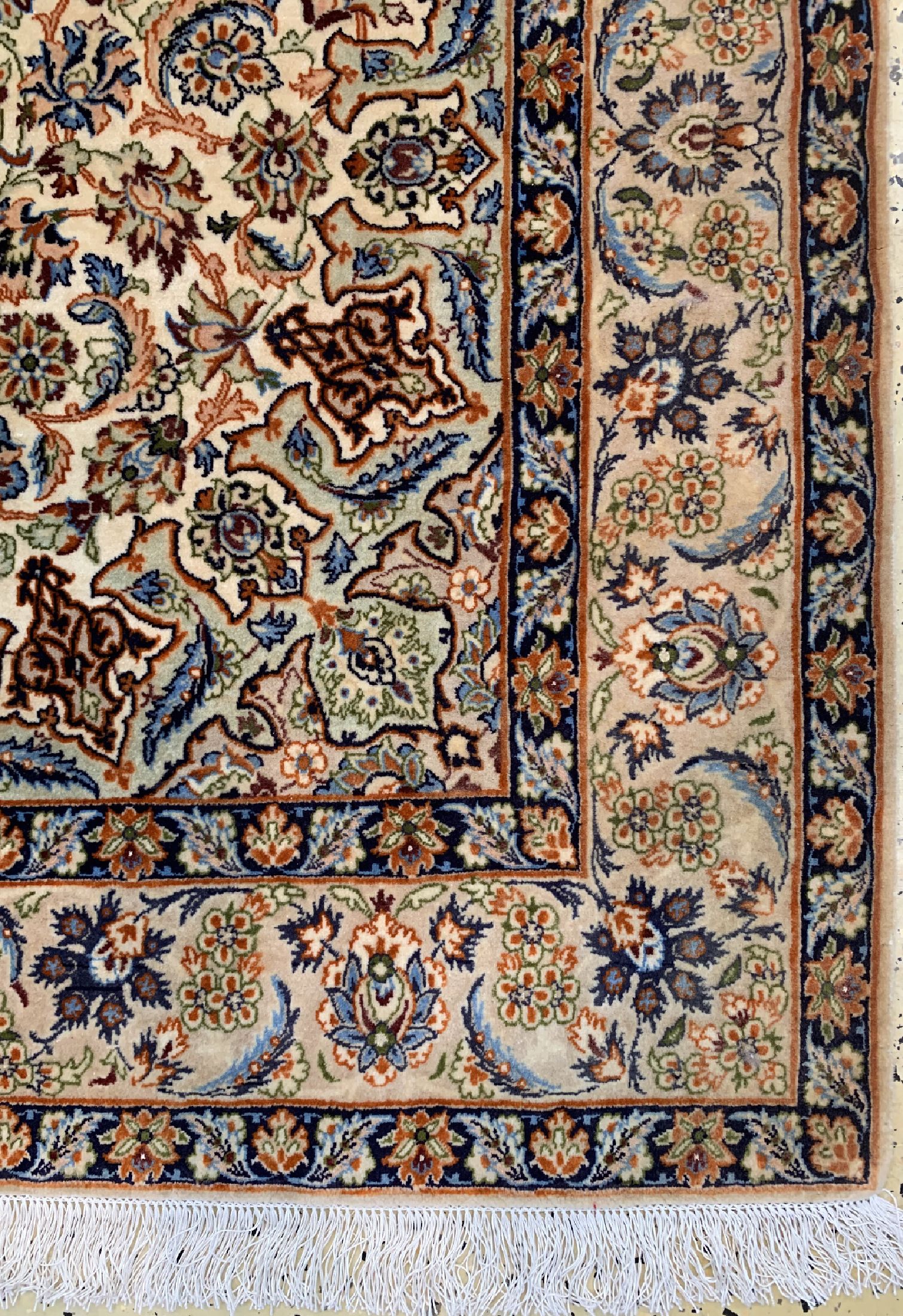 Detail a: Esfahan fein, Persien, ca. 50 Jahre, Korkwolle mit und auf Seide, ca. 162 x 112 cm,ca. 1,0 Mio. Kn/qm, gereinigt, EHZ: 1-2, (Fransen erneuert)