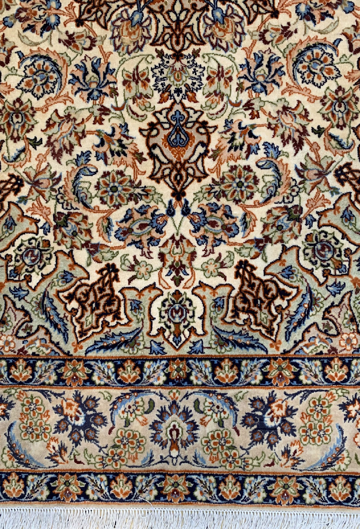 Detail b: Esfahan fein, Persien, ca. 50 Jahre, Korkwolle mit und auf Seide, ca. 162 x 112 cm,ca. 1,0 Mio. Kn/qm, gereinigt, EHZ: 1-2, (Fransen erneuert)