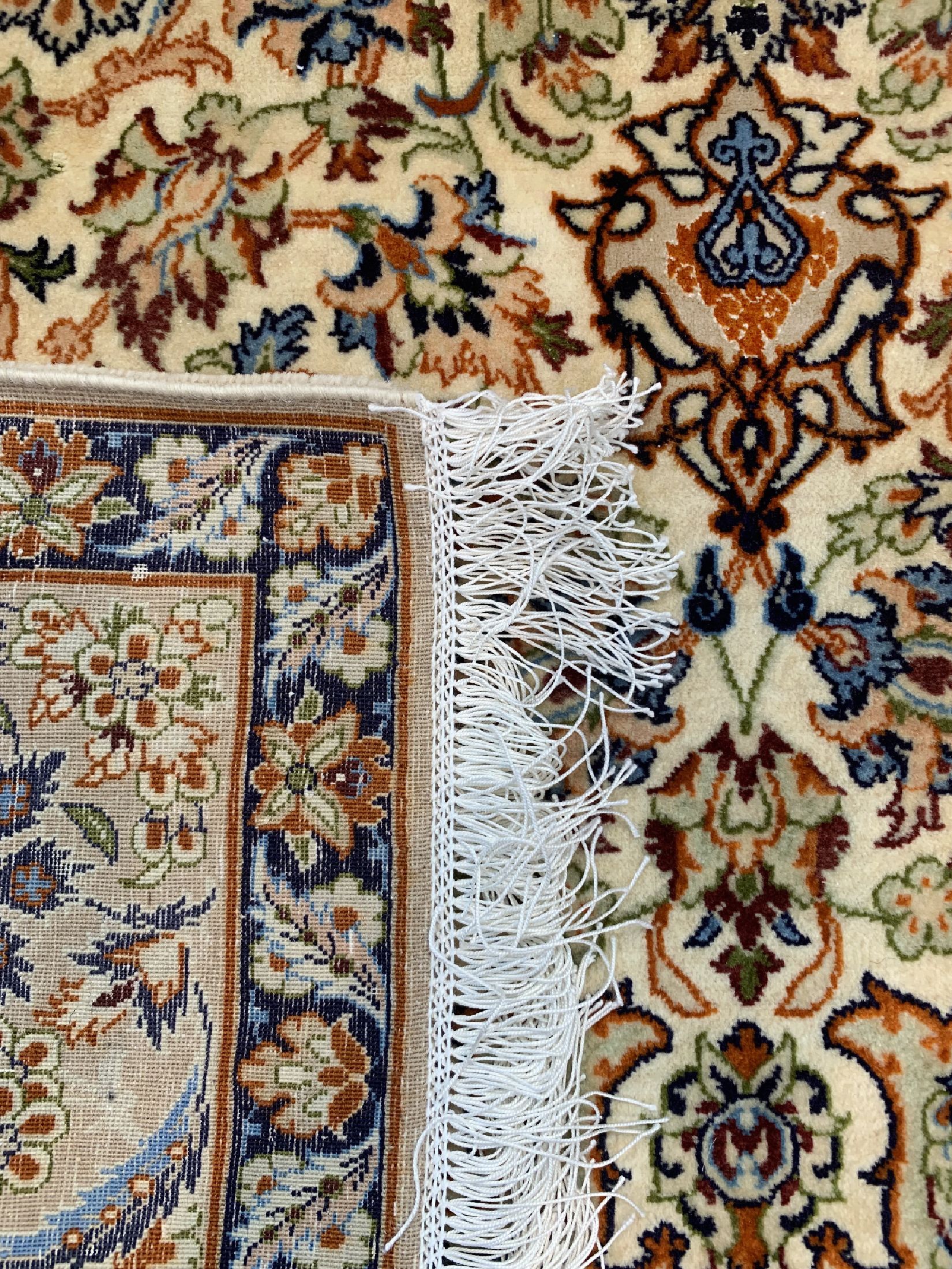 Detail d: Esfahan fein, Persien, ca. 50 Jahre, Korkwolle mit und auf Seide, ca. 162 x 112 cm,ca. 1,0 Mio. Kn/qm, gereinigt, EHZ: 1-2, (Fransen erneuert)