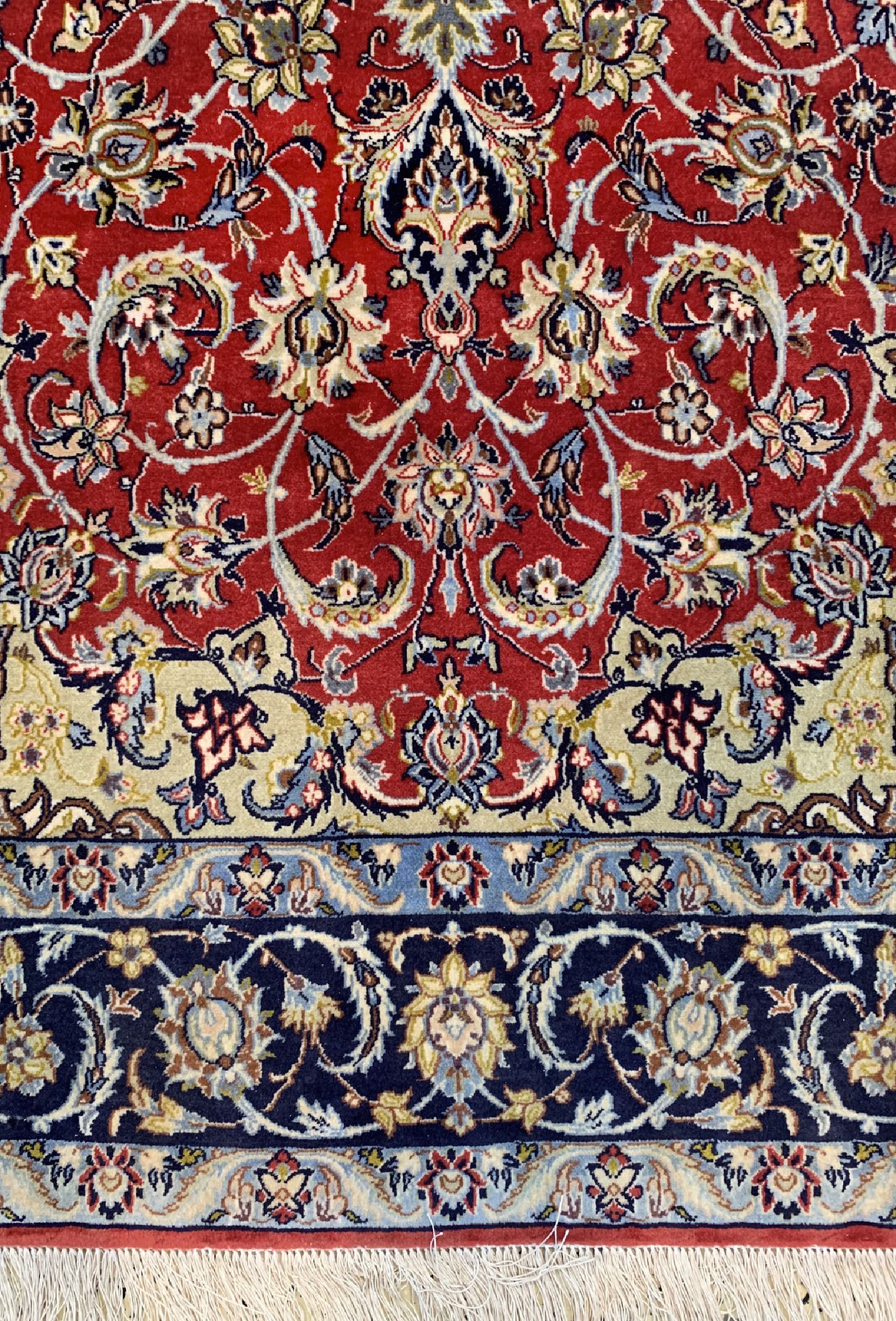 Detail b: Esfahan fein, Persien, ca. 50 Jahre, Korkwolle auf Seide, ca. 172 x 111 cm, ca. 1,0Mio. Kn/qm, gereinigt, EHZ: 1-2, (Fransen erneuert).