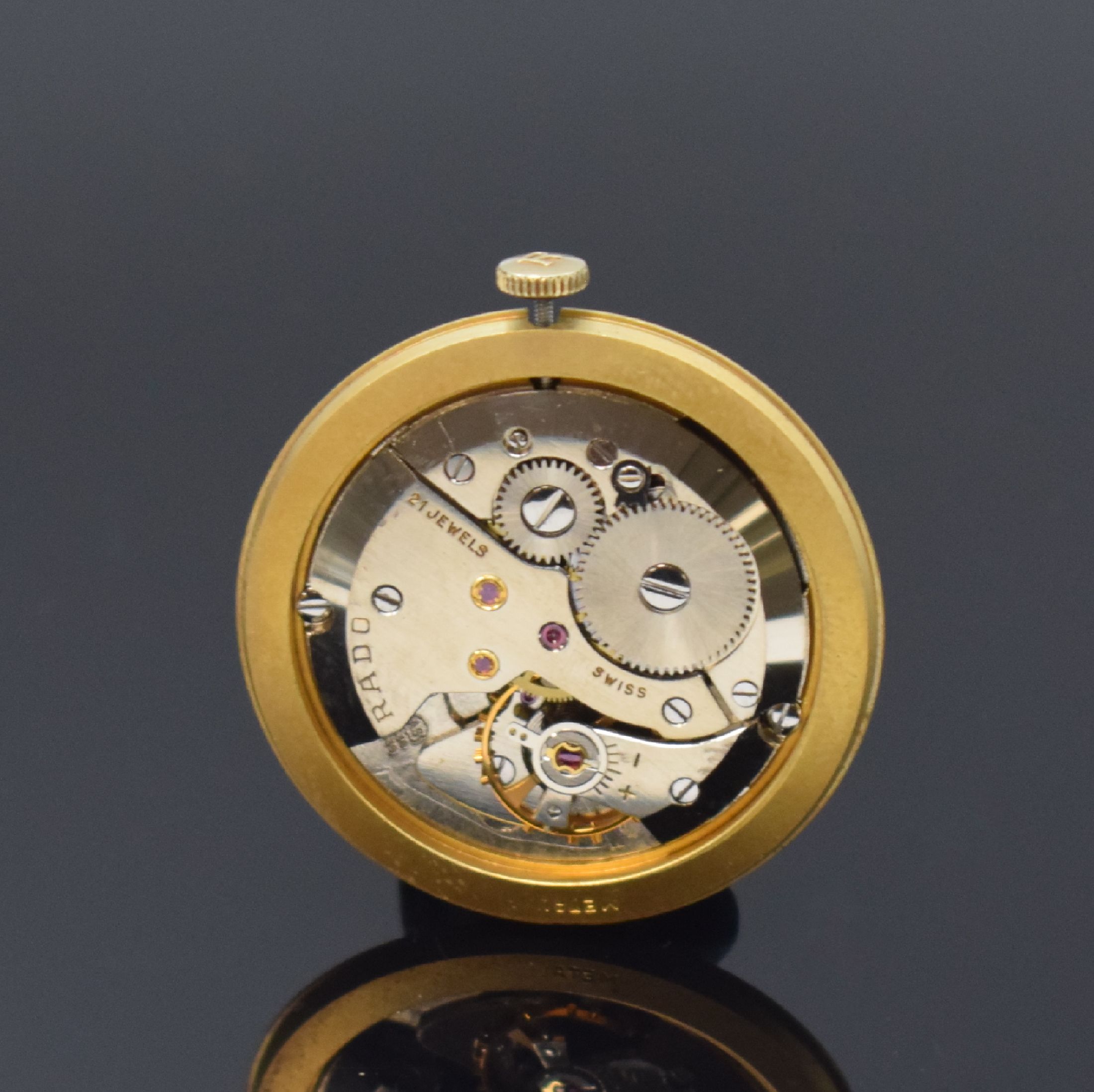 Detail d: RADO Herrenarmbanduhr in GG 585/000 Referenz 10584B, Schweiz um 1960, Handaufzug, Glasrand aufgedr., silb. Zifferbl. m. gold. Std.-Ind., gold. ...