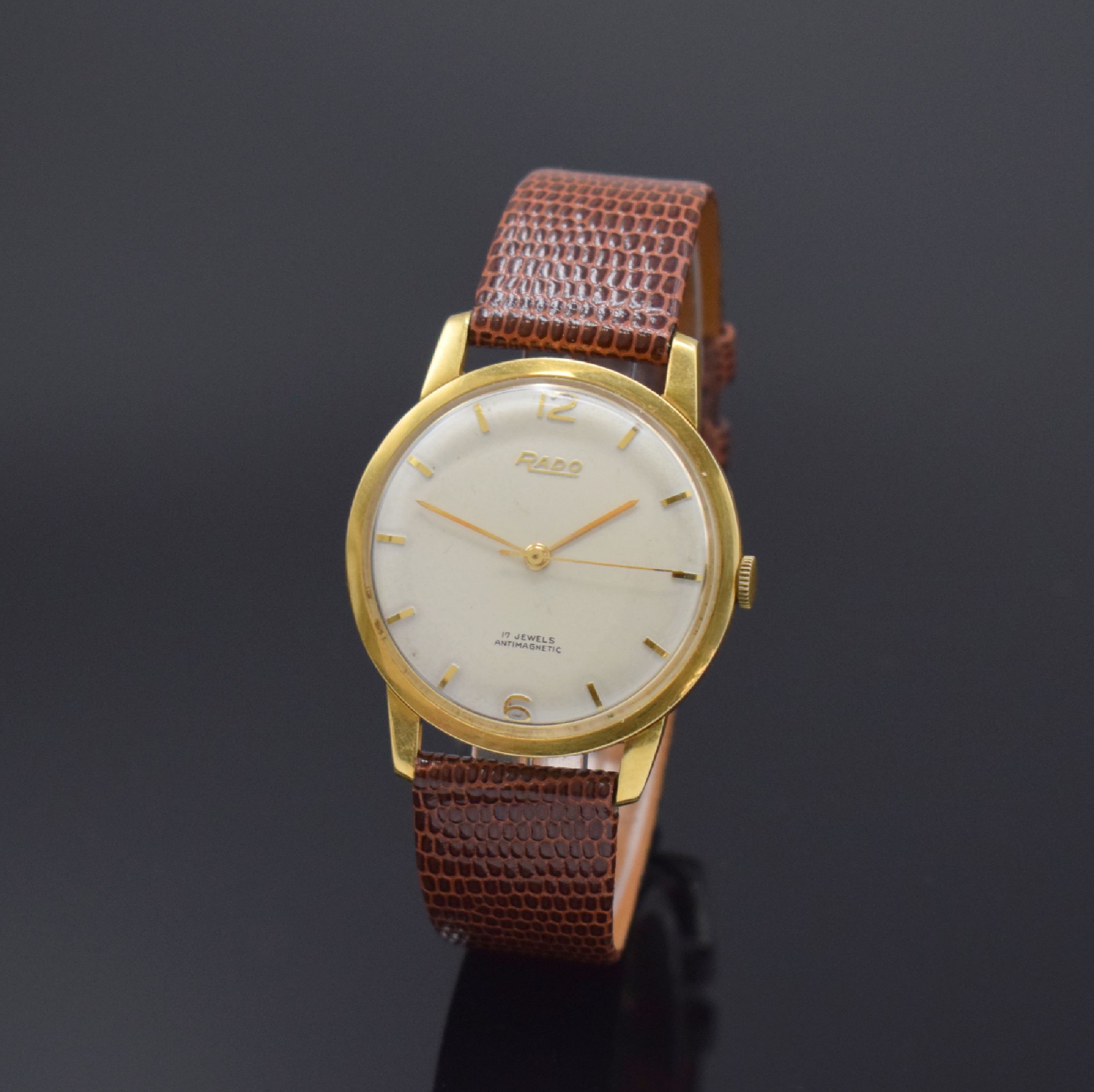 RADO Herrenarmbanduhr in GG 750/000, Schweiz um 1960, Handaufzug, Glasrand aufgedr., Boden/Geh. dell., silb. Zifferbl. m. gold. Std.-Ind. l. fl., ...
