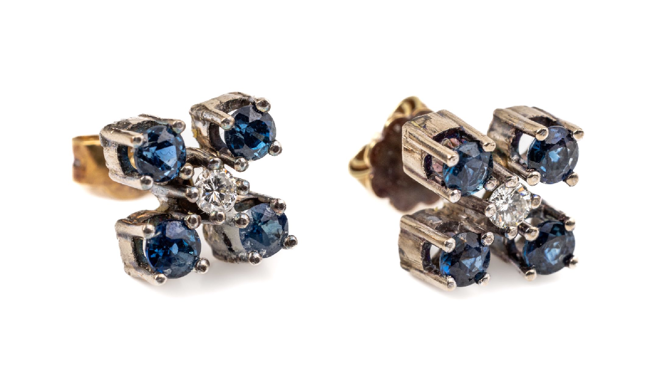 Paar 18 kt Gold Saphir Brillant Ohrstecker, GG/WG 750/000, 8 rundfacett. Saphire zus. ca. 0.68 ct, 2 Brillanten zus. ca. 0.14 ct Weiß/si, ca. 3.8 g