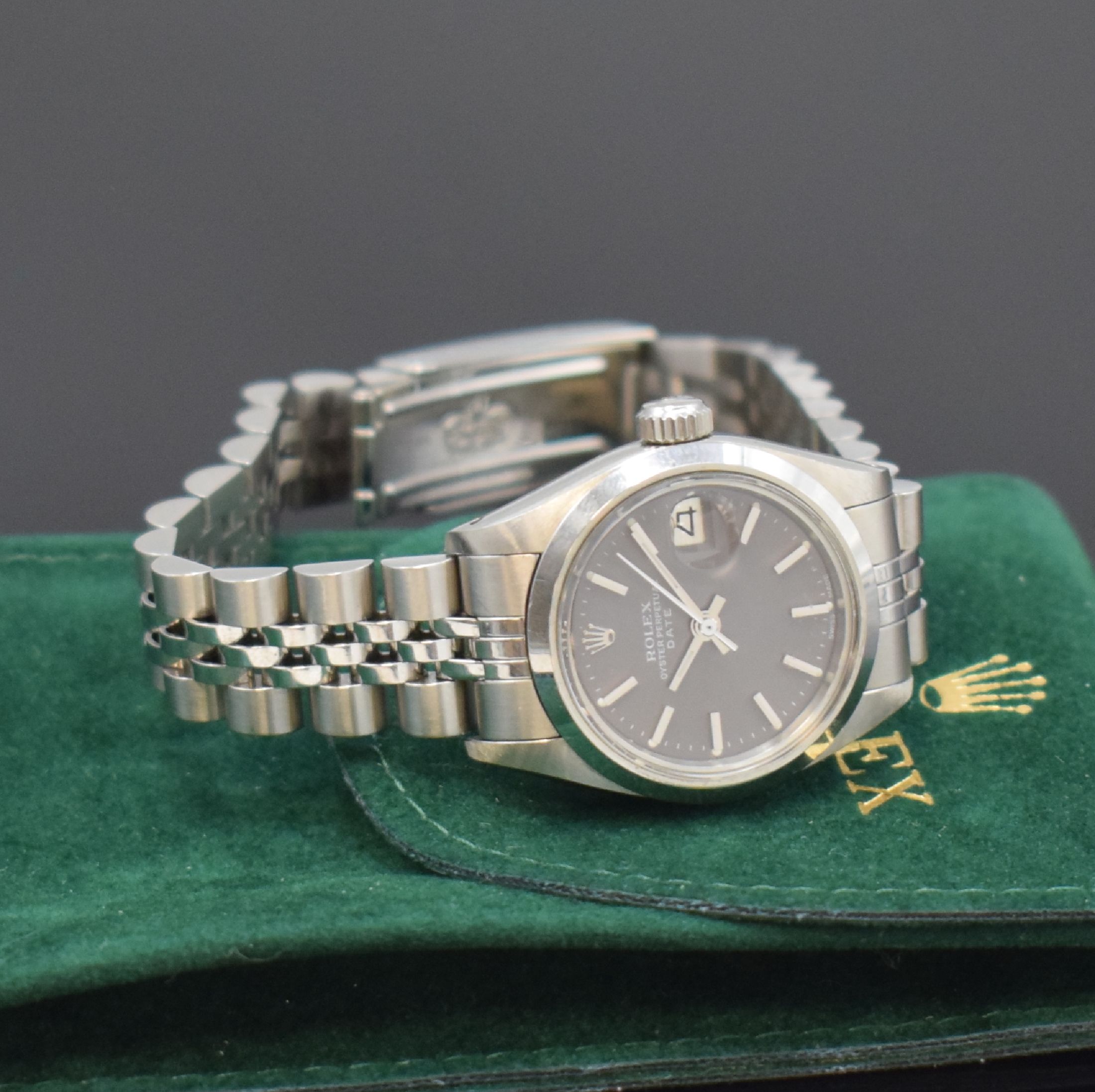 Detail e: ROLEX Damenarmbanduhr Oyster Perpetual Date Referenz 6916, Schweiz um 1970, Automatik, Edelstahlgeh. inkl. Jubileeband m. Faltschl., Boden u. Krone ...