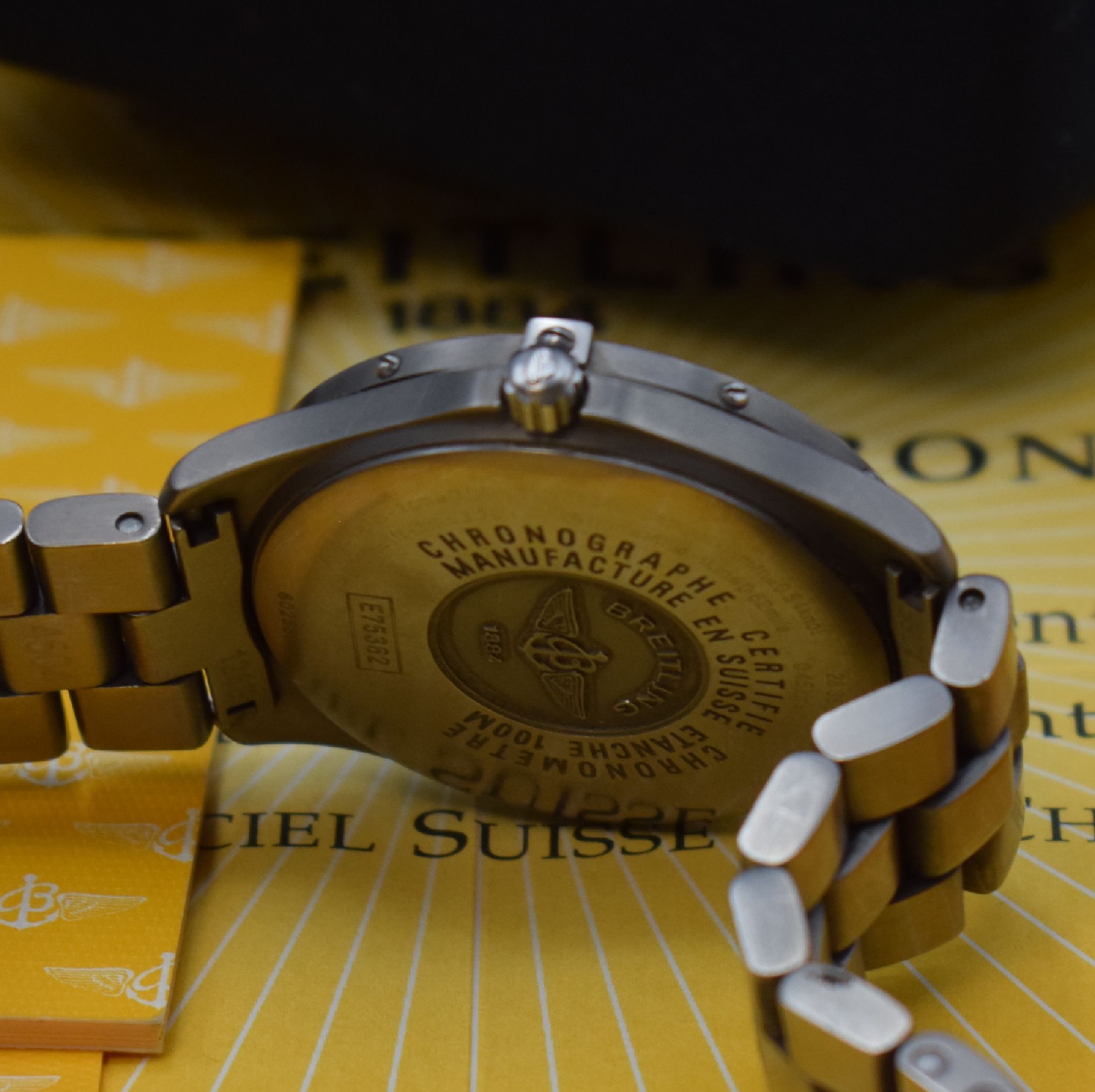 Detail d: BREITLING Aerospace Chronometer Multifunktionsuhr in Titan Referenz E75362, Schweiz verk. lt. beil. Pap. 11/2005, quarz, Boden aufgedr., orig. ...