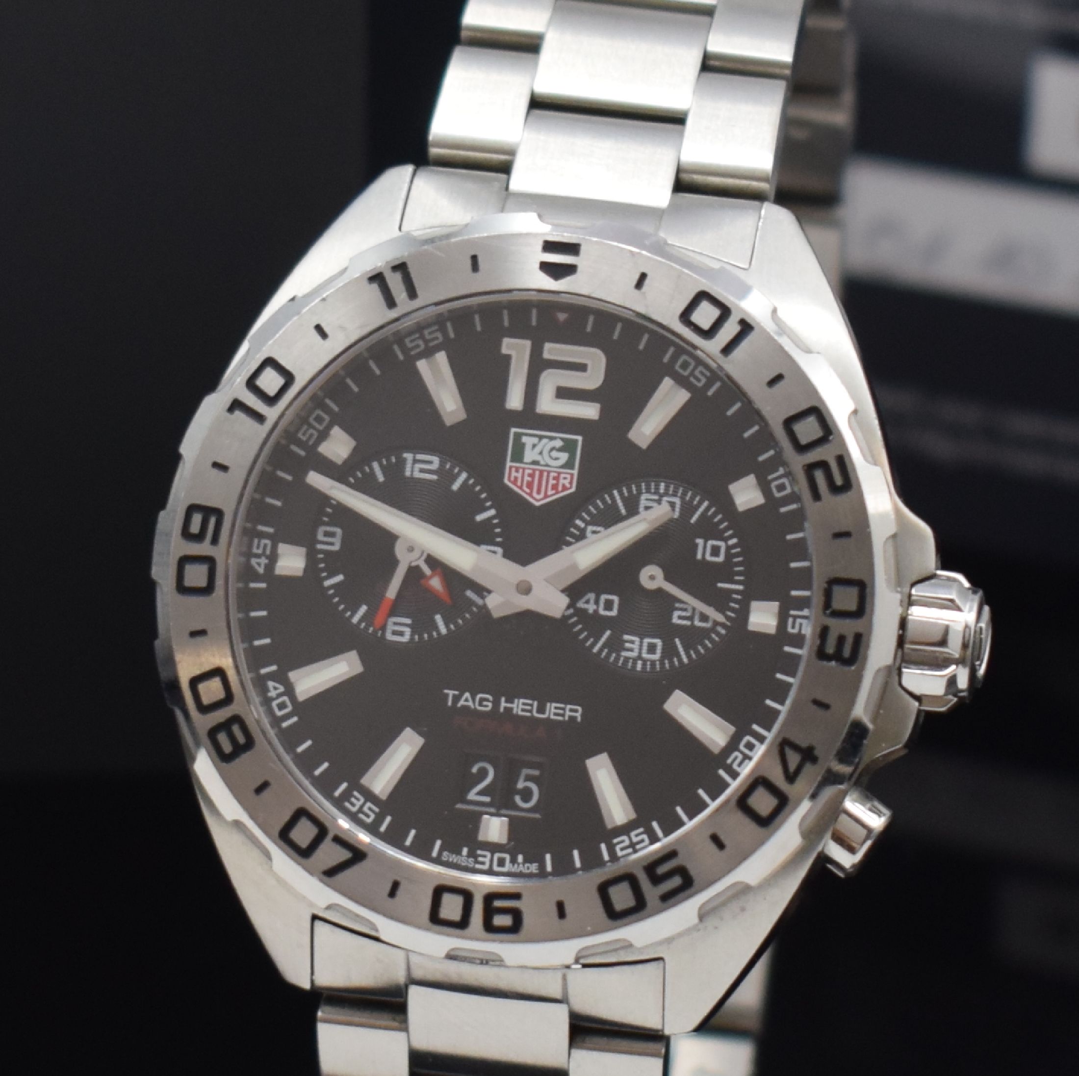 Detail a: TAG HEUER Formula 1 Alarm Herrenarmbanduhr mit Wecker und Großdatum Referenz WAZ111A, Schweiz um 2020, quarz, verschr. Edelstahlgeh., Gliederband m. ...