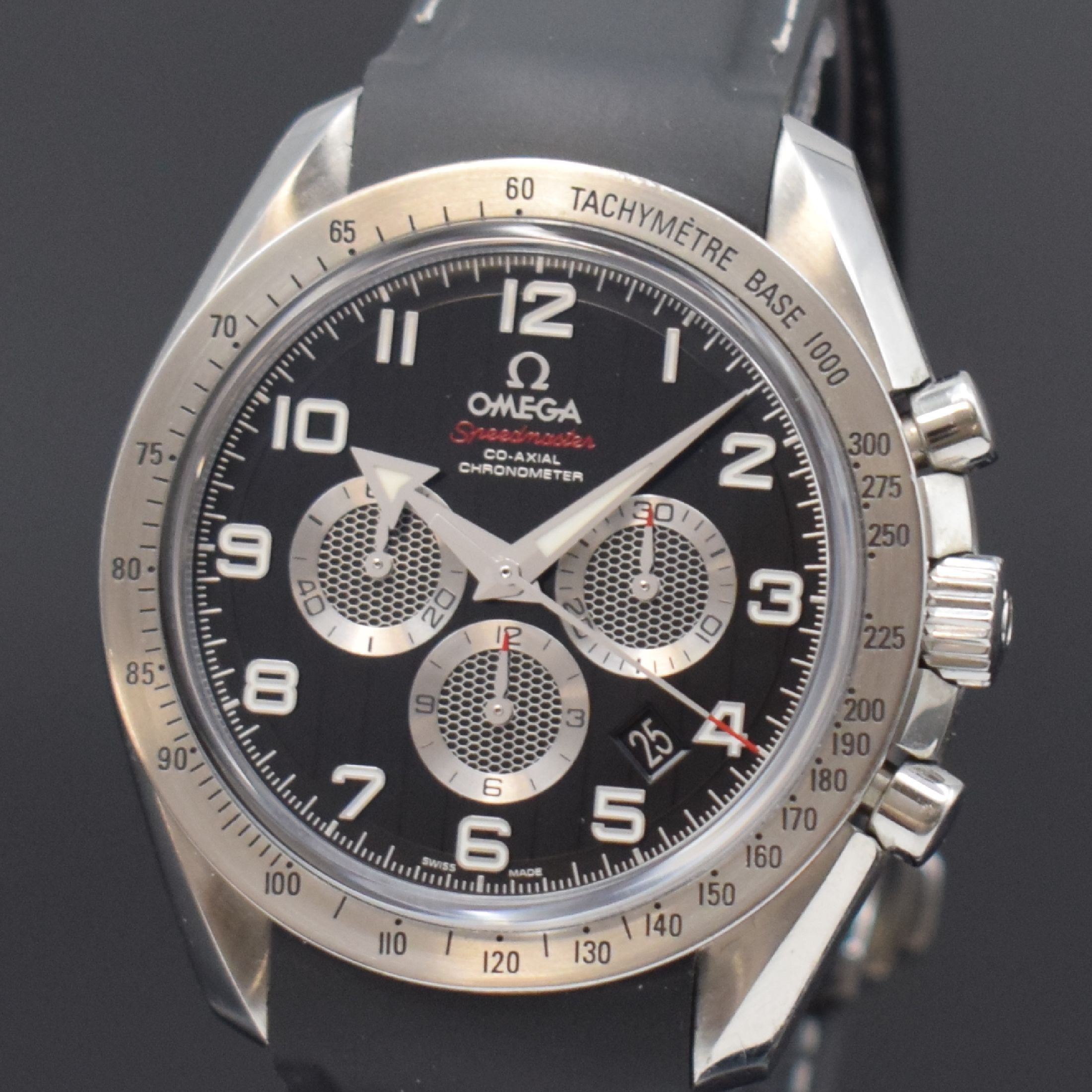 Detail a: OMEGA Speedmaster Co-Axial Broad Arrow Chronometer Herrenarmbanduhr mit Chronograph, Schweiz um 2015, Automatik, beids. vergl. Edelstahlgeh., Boden ...
