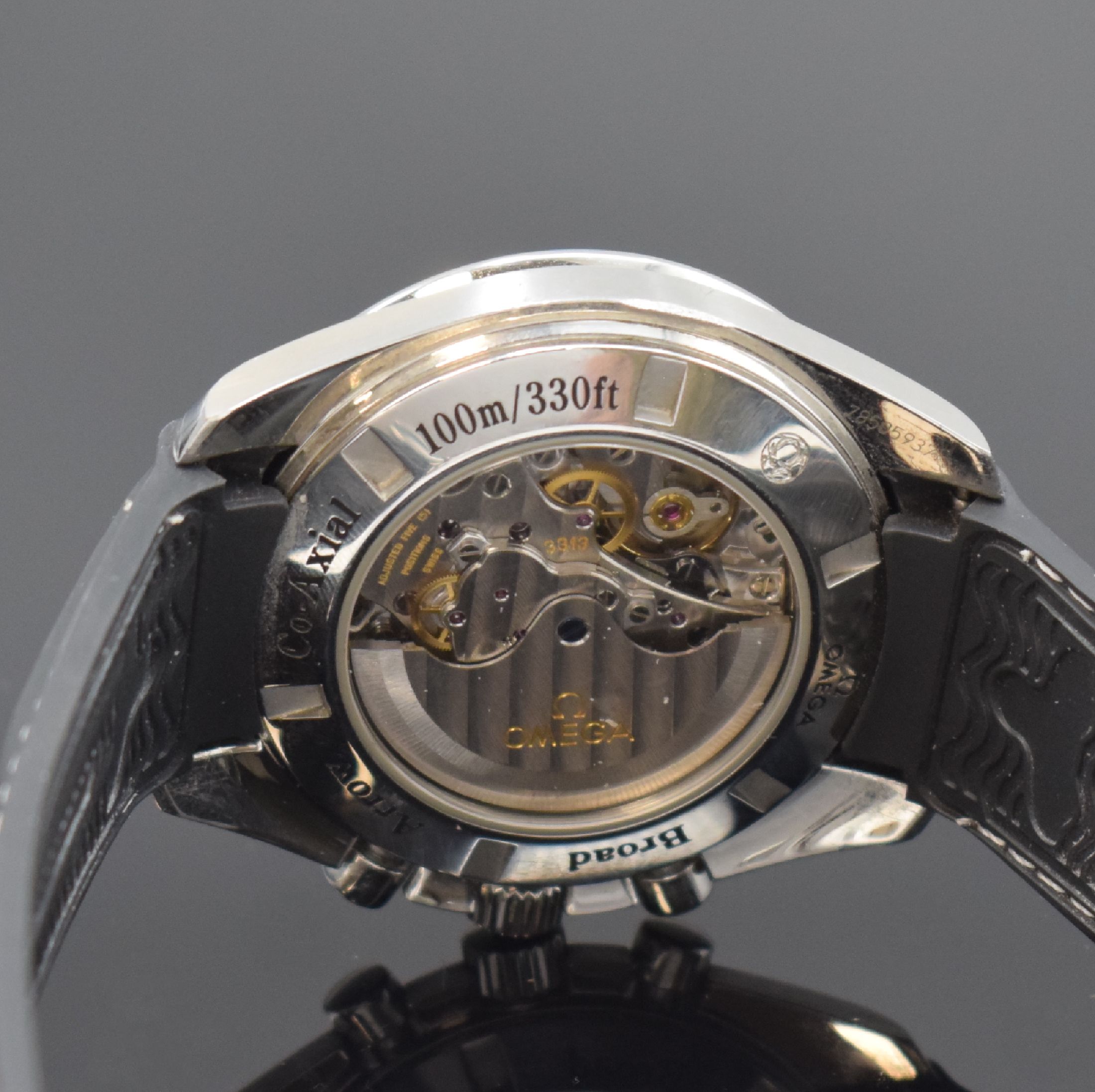 Detail e: OMEGA Speedmaster Co-Axial Broad Arrow Chronometer Herrenarmbanduhr mit Chronograph, Schweiz um 2015, Automatik, beids. vergl. Edelstahlgeh., Boden ...