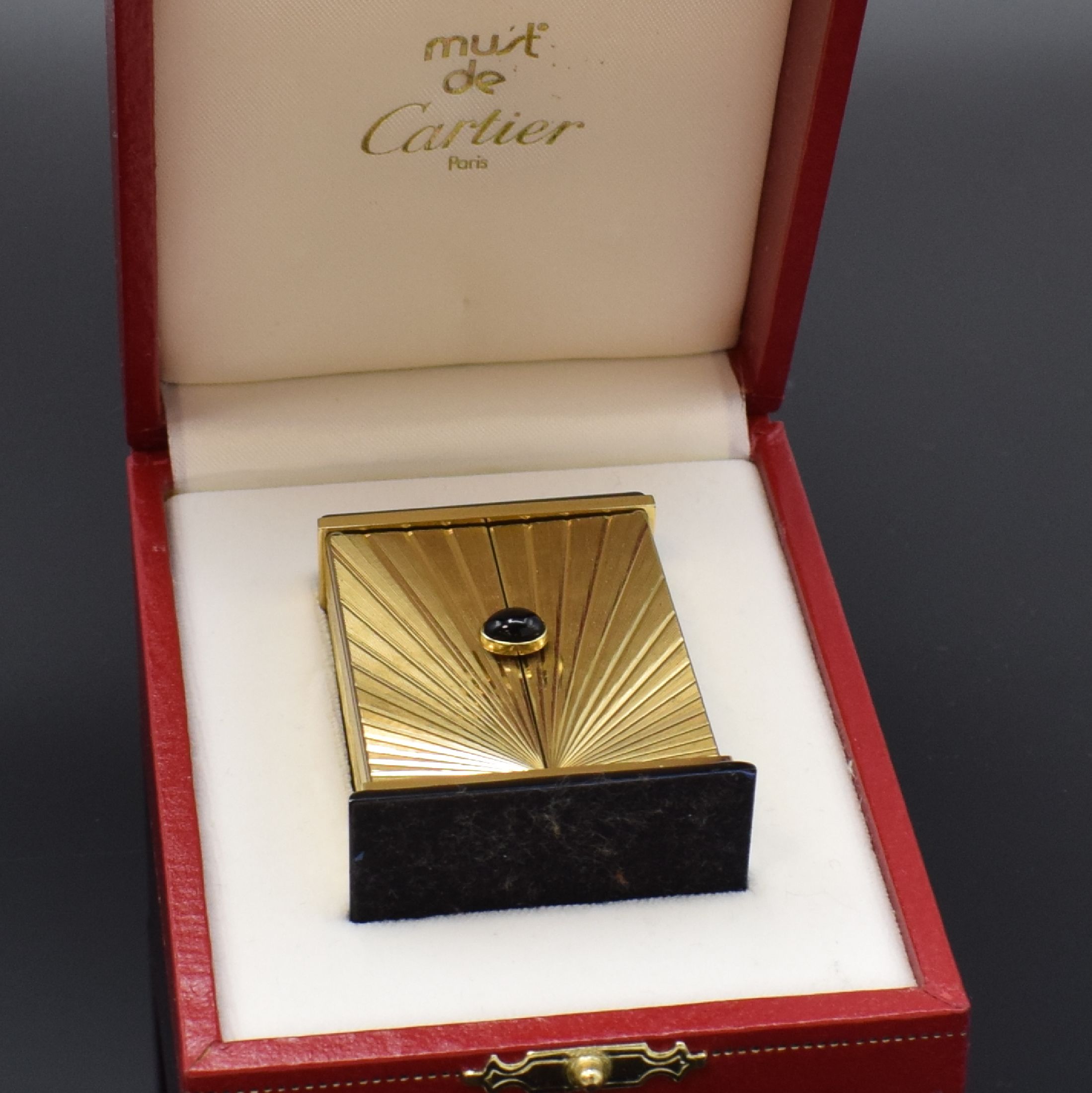 Detail f: CARTIER kleiner Tischwecker, Schweiz um 1980, quarz, verg. Geh. m. Sonnendekor teils schwarz lackiert, Schmuckkrone, aufklappbar, röm. Zahlen, ...