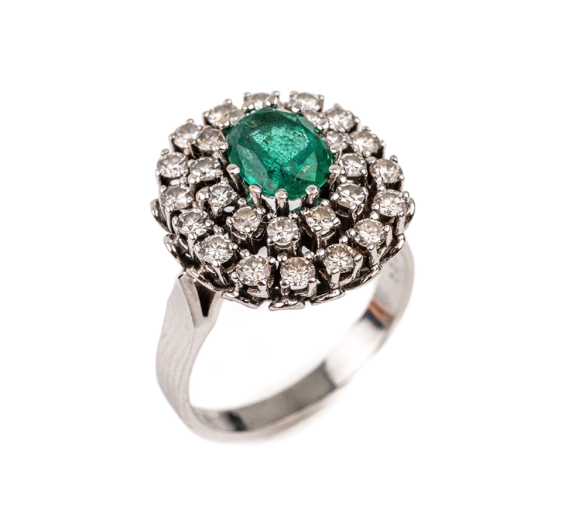 14 kt Gold Smaragd-Diamant-Ring, WG 585/000, mittig erhaben gefasster ovalfacett. Smaragd ca. 1.30 ct, umgeben von 1 Reihe mit 12 8/8-Diamanten zus. ...