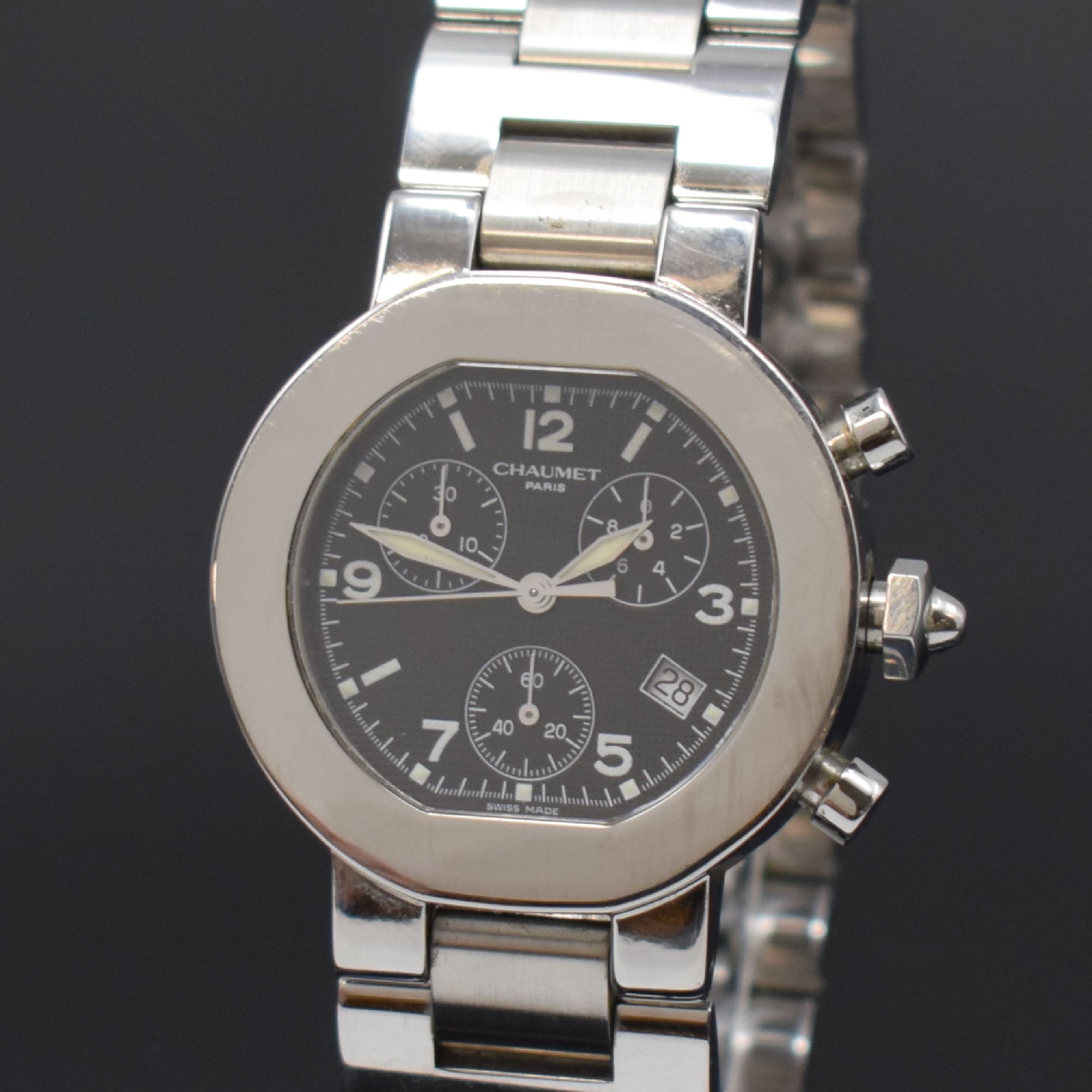 Detail a: CHAUMET Herrenarmbanduhr mit Chronograph in Stahl, Schweiz um 2010, quarz, Boden 6-fach verschr., orig. Gliederband m. dopp. Faltschl., schwarzes ...