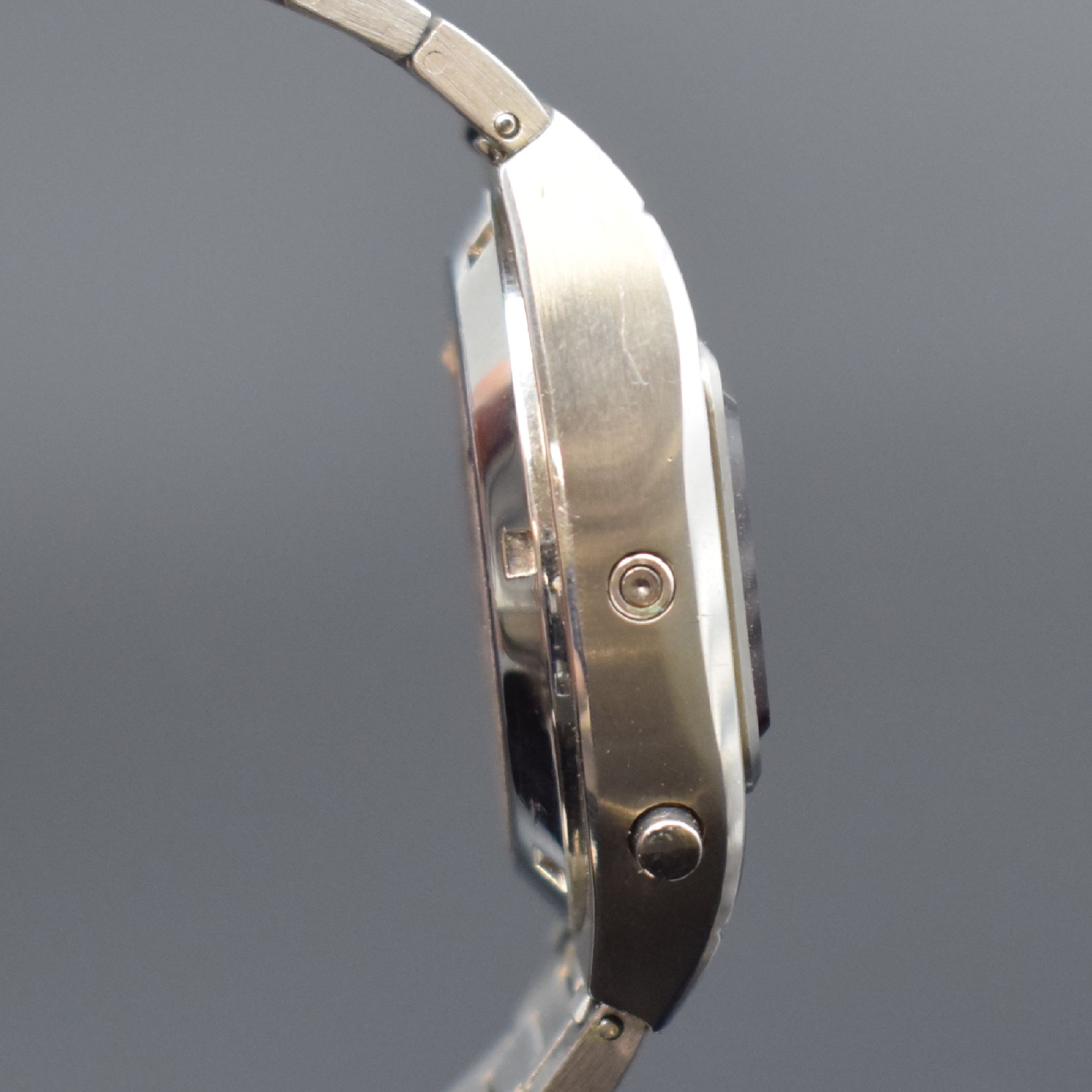 Detail a: OMEGA Gehäuse mit Band für das Modell Time Computer TC3 Referenz 196.0048, Schweiz um 1975, orig. Gliederband m. Faltschl., Boden verschr., D. ca. ...