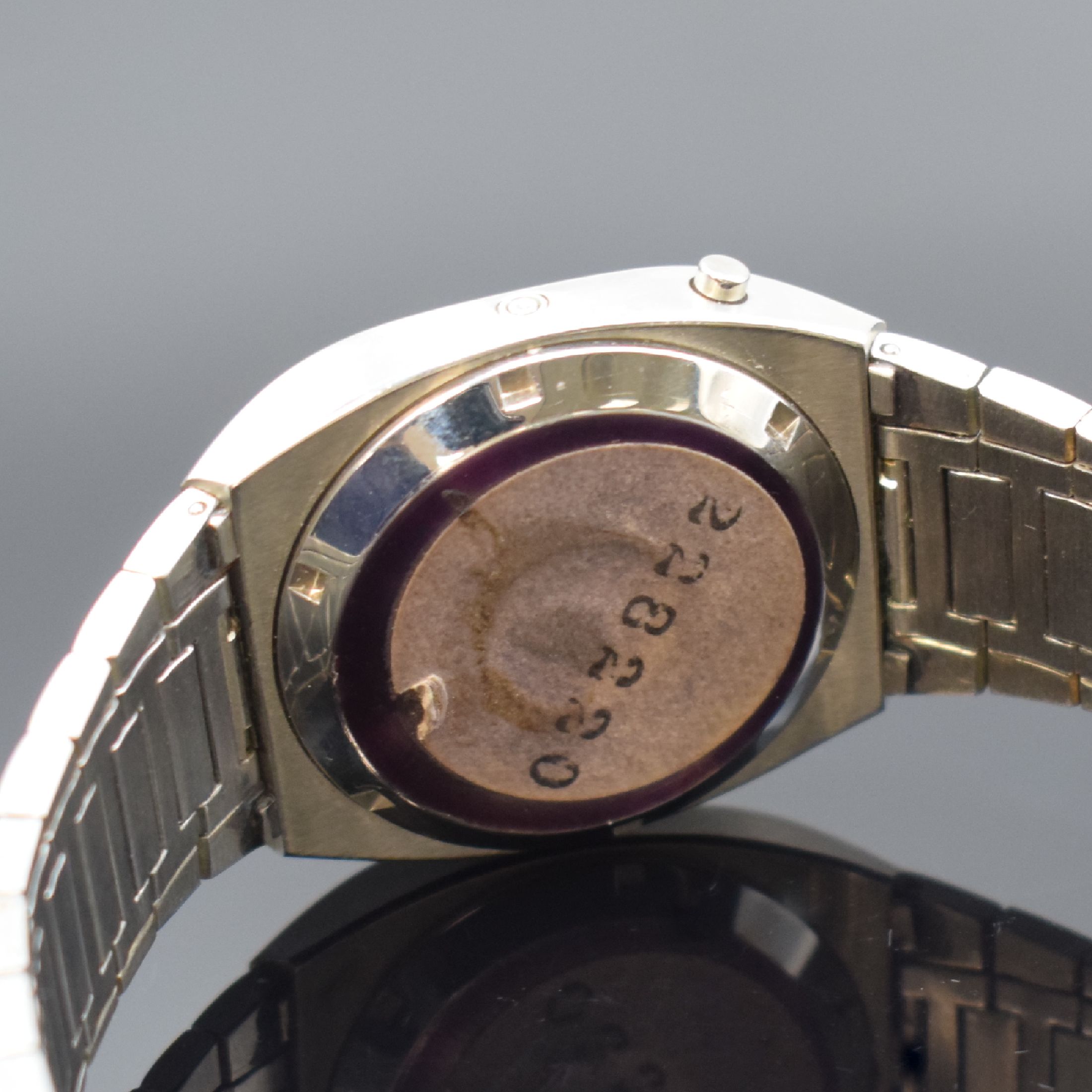 Detail b: OMEGA Gehäuse mit Band für das Modell Time Computer TC3 Referenz 196.0048, Schweiz um 1975, orig. Gliederband m. Faltschl., Boden verschr., D. ca. ...
