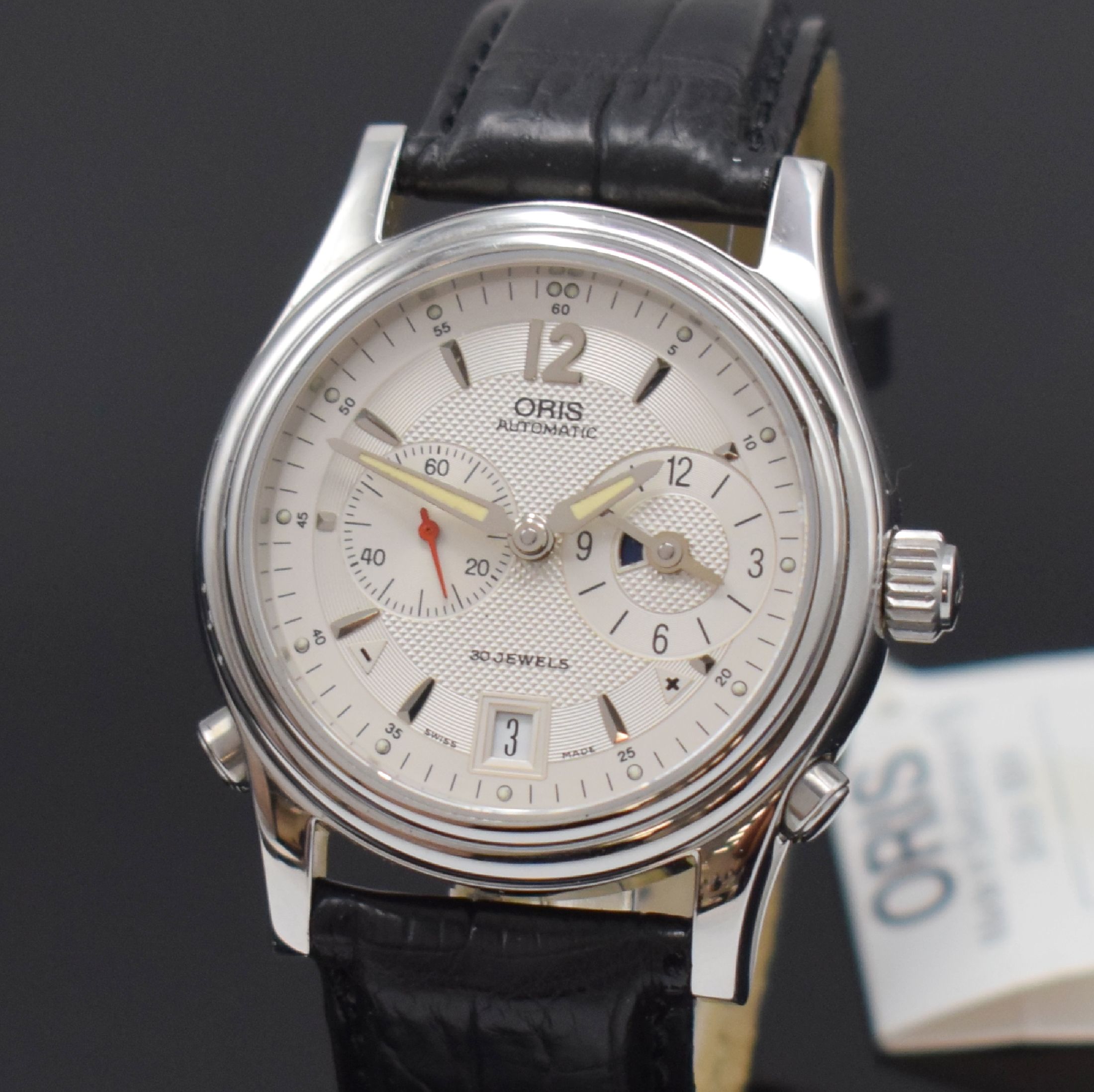 Detail a: ORIS Herrenarmbanduhr mit zweiter Zeitzone, Schweiz um 1998, Automatik, Ref. 7485, beids. Saphirvergl. Geh. in Stahl, orig Lederband m. Dornschl., ...