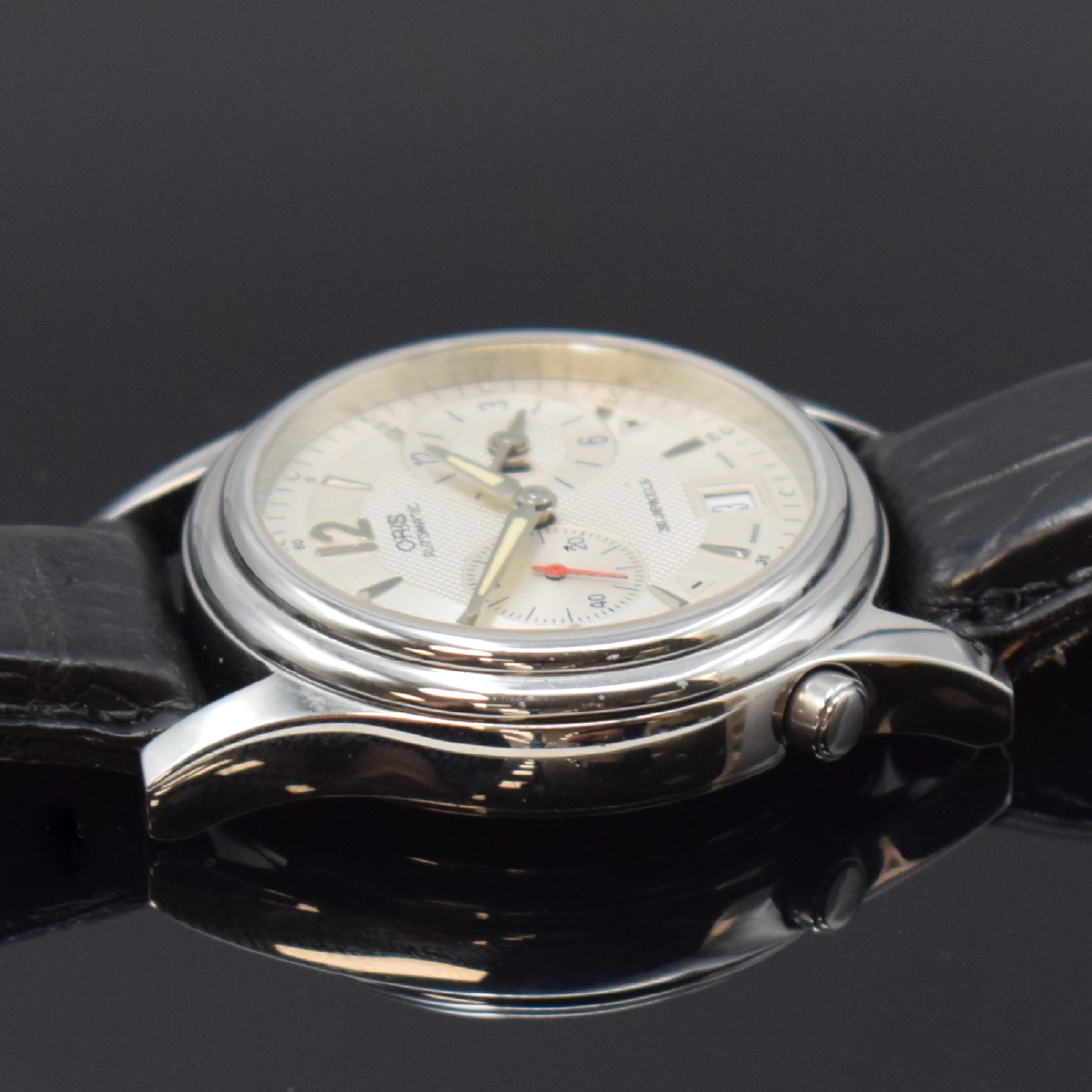Detail c: ORIS Herrenarmbanduhr mit zweiter Zeitzone, Schweiz um 1998, Automatik, Ref. 7485, beids. Saphirvergl. Geh. in Stahl, orig Lederband m. Dornschl., ...