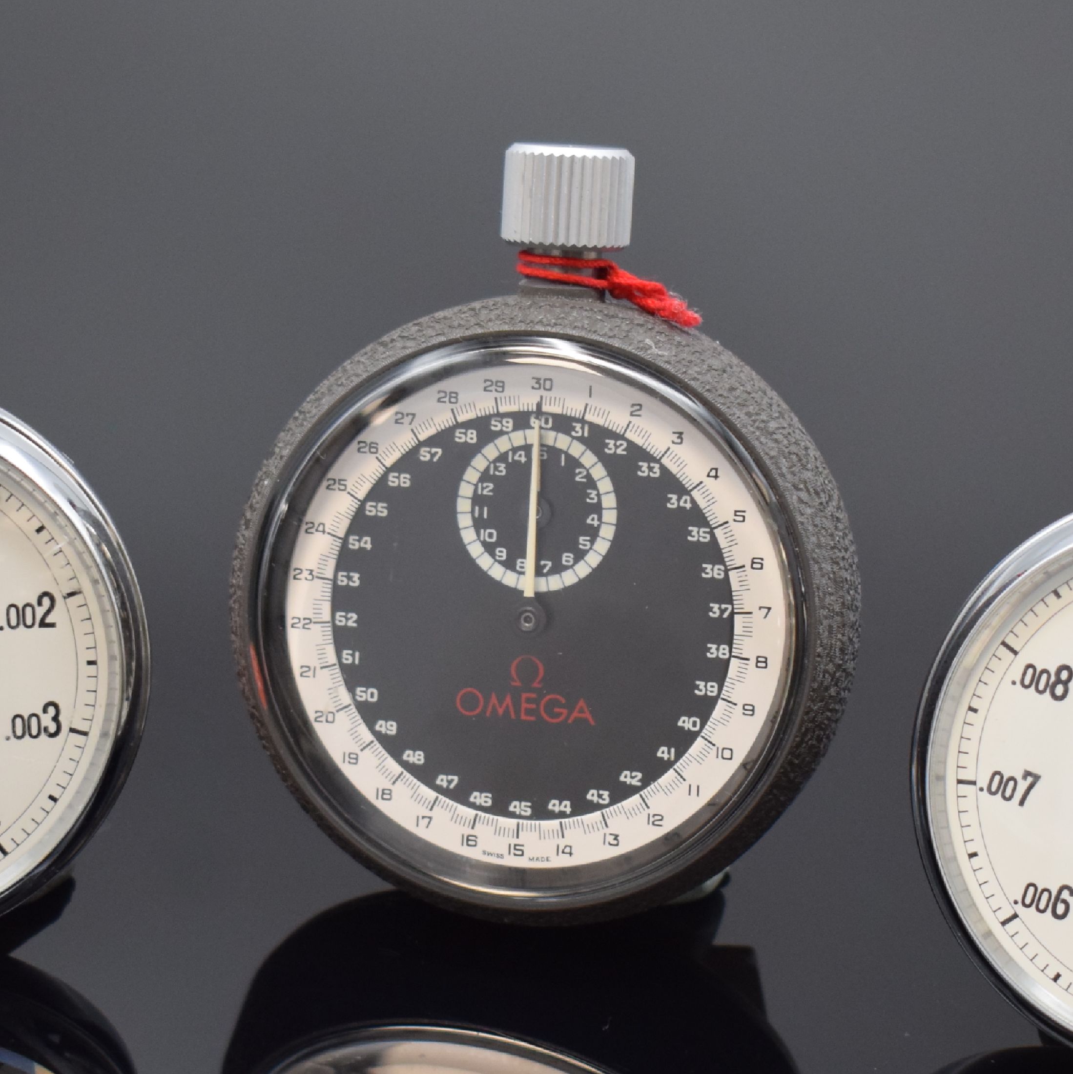 Detail b: OMEGA 3 Stoppuhren, Schweiz um 1960/1970, verchromte u. teils beschichtete Gehäuse, Böden aufgedr. u. geschr., 1x gestuftes Kontrastzifferblatt mit ...