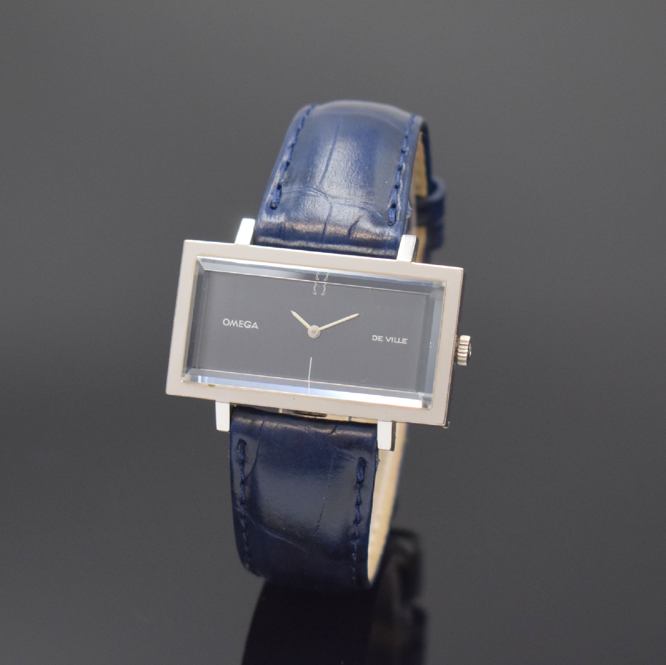 OMEGA De Ville rechteckige Armbanduhr, Schweiz um 1973, Handaufzug, verchr. Geh., Stahlboden aufgedr., blaues Zifferbl. m. weißen Zeigern, rotverg. ...