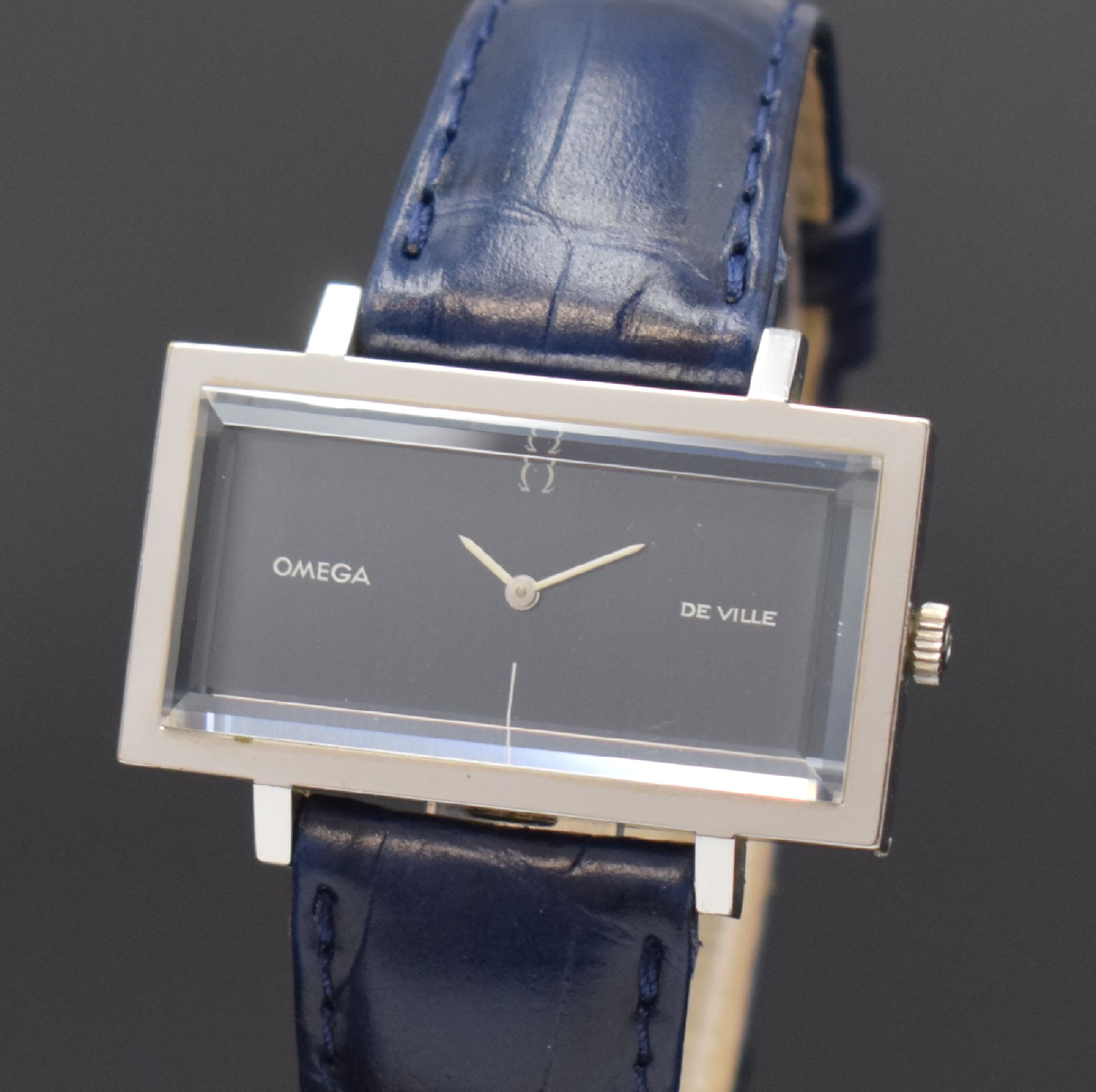 Detail a: OMEGA De Ville rechteckige Armbanduhr, Schweiz um 1973, Handaufzug, verchr. Geh., Stahlboden aufgedr., blaues Zifferbl. m. weißen Zeigern, rotverg. ...