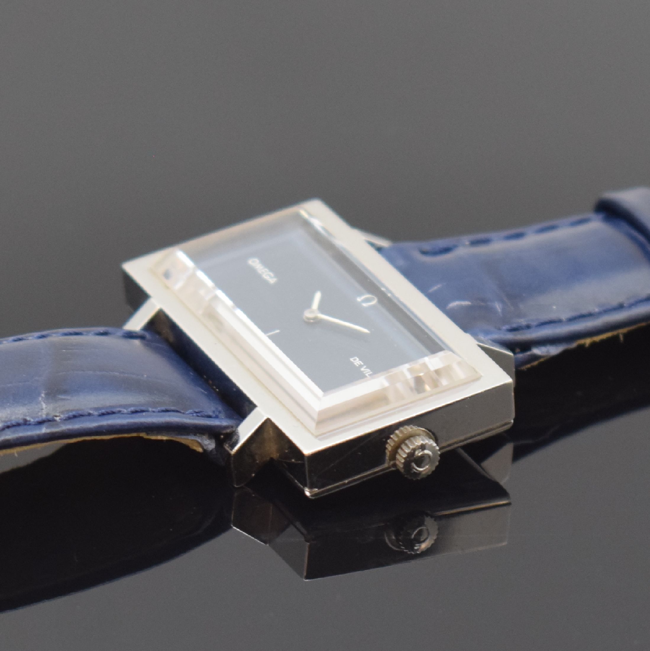 Detail b: OMEGA De Ville rechteckige Armbanduhr, Schweiz um 1973, Handaufzug, verchr. Geh., Stahlboden aufgedr., blaues Zifferbl. m. weißen Zeigern, rotverg. ...