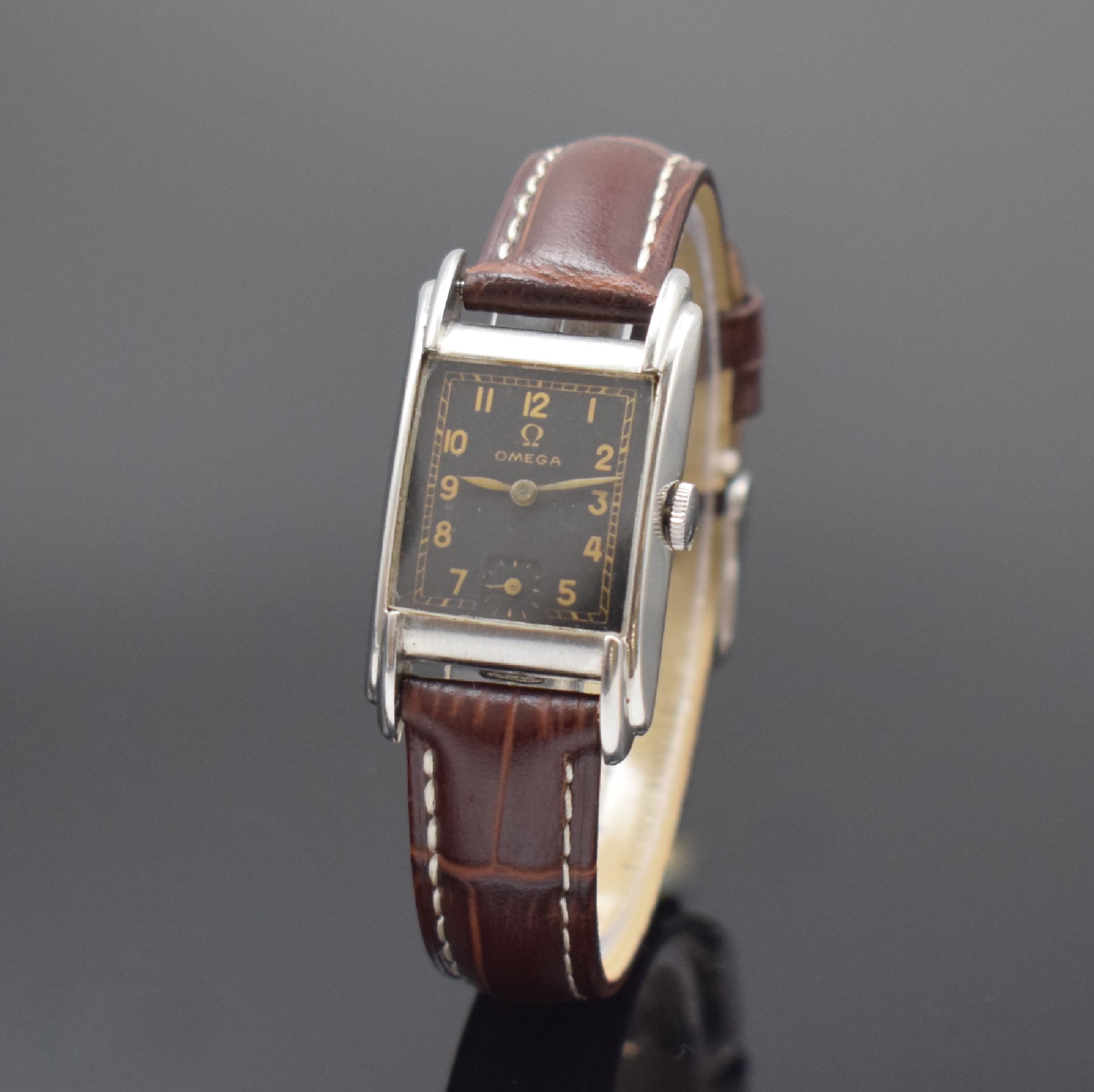 OMEGA rechteckige Armbanduhr in Stahl, Schweiz um 1945, Handaufzug, Boden aufgedr., schwarzes Zifferbl. rest., arab. Zahlen, kl. Sek. b. 6, verg. ...