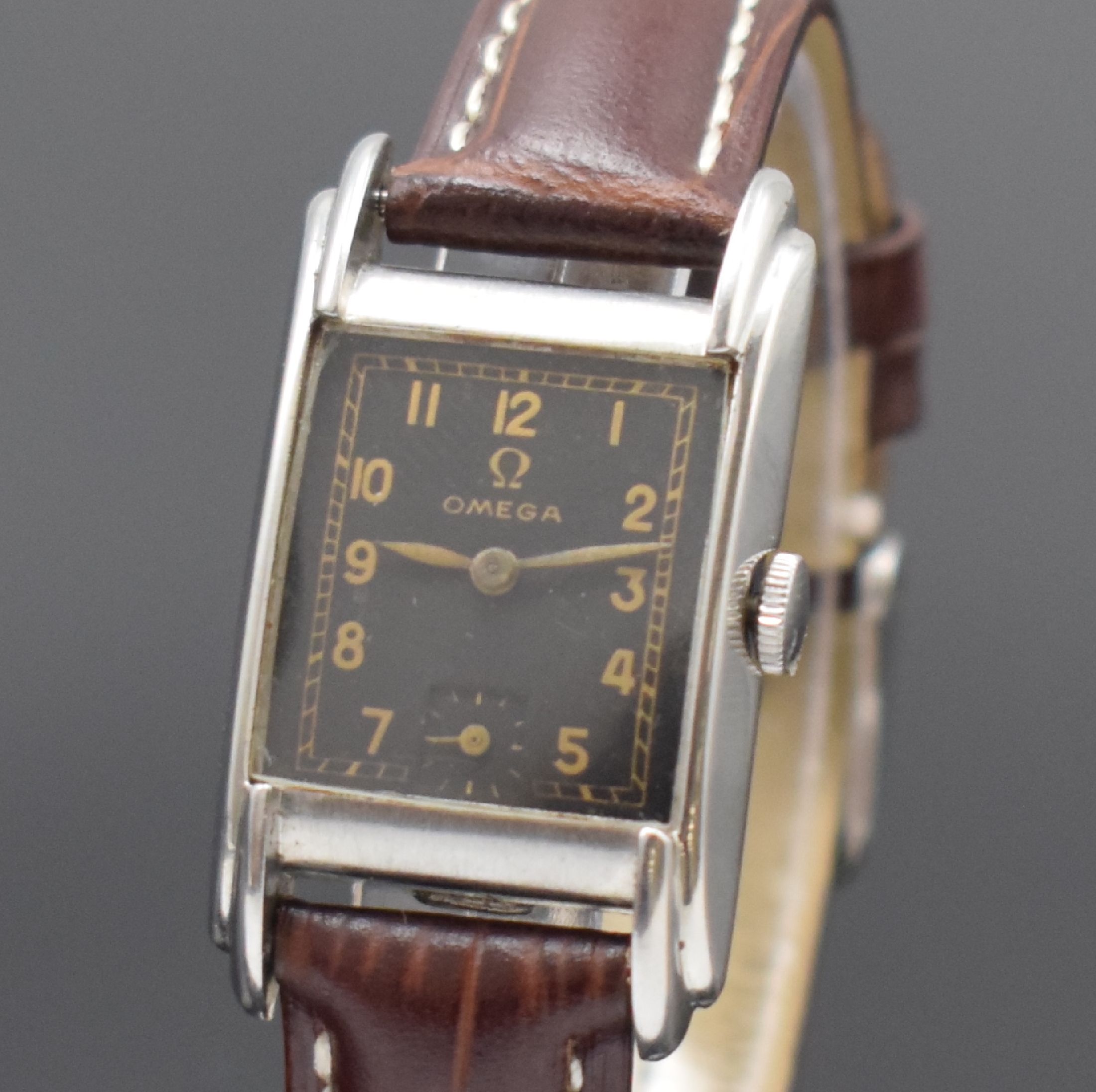 Detail a: OMEGA rechteckige Armbanduhr in Stahl, Schweiz um 1945, Handaufzug, Boden aufgedr., schwarzes Zifferbl. rest., arab. Zahlen, kl. Sek. b. 6, verg. ...