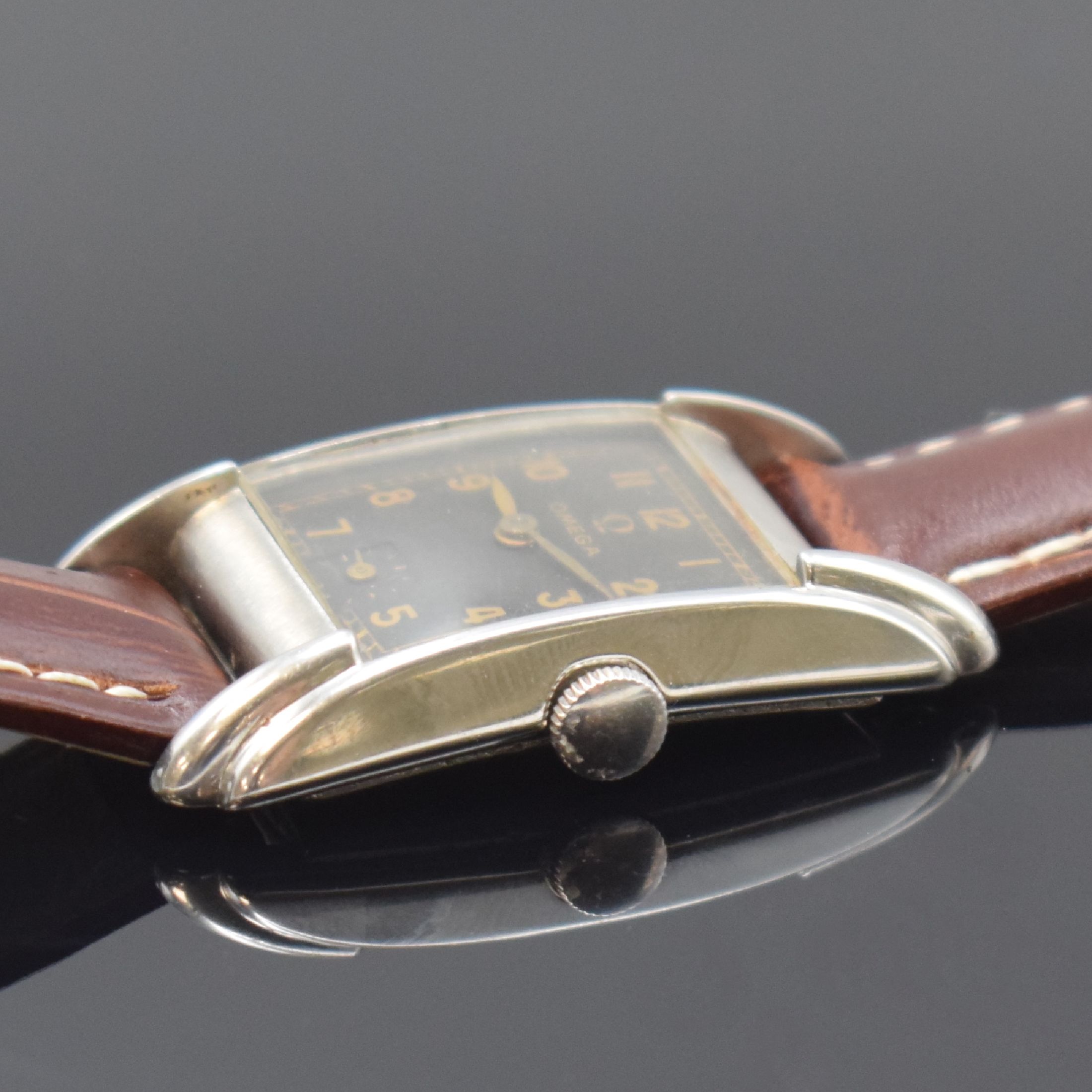 Detail b: OMEGA rechteckige Armbanduhr in Stahl, Schweiz um 1945, Handaufzug, Boden aufgedr., schwarzes Zifferbl. rest., arab. Zahlen, kl. Sek. b. 6, verg. ...