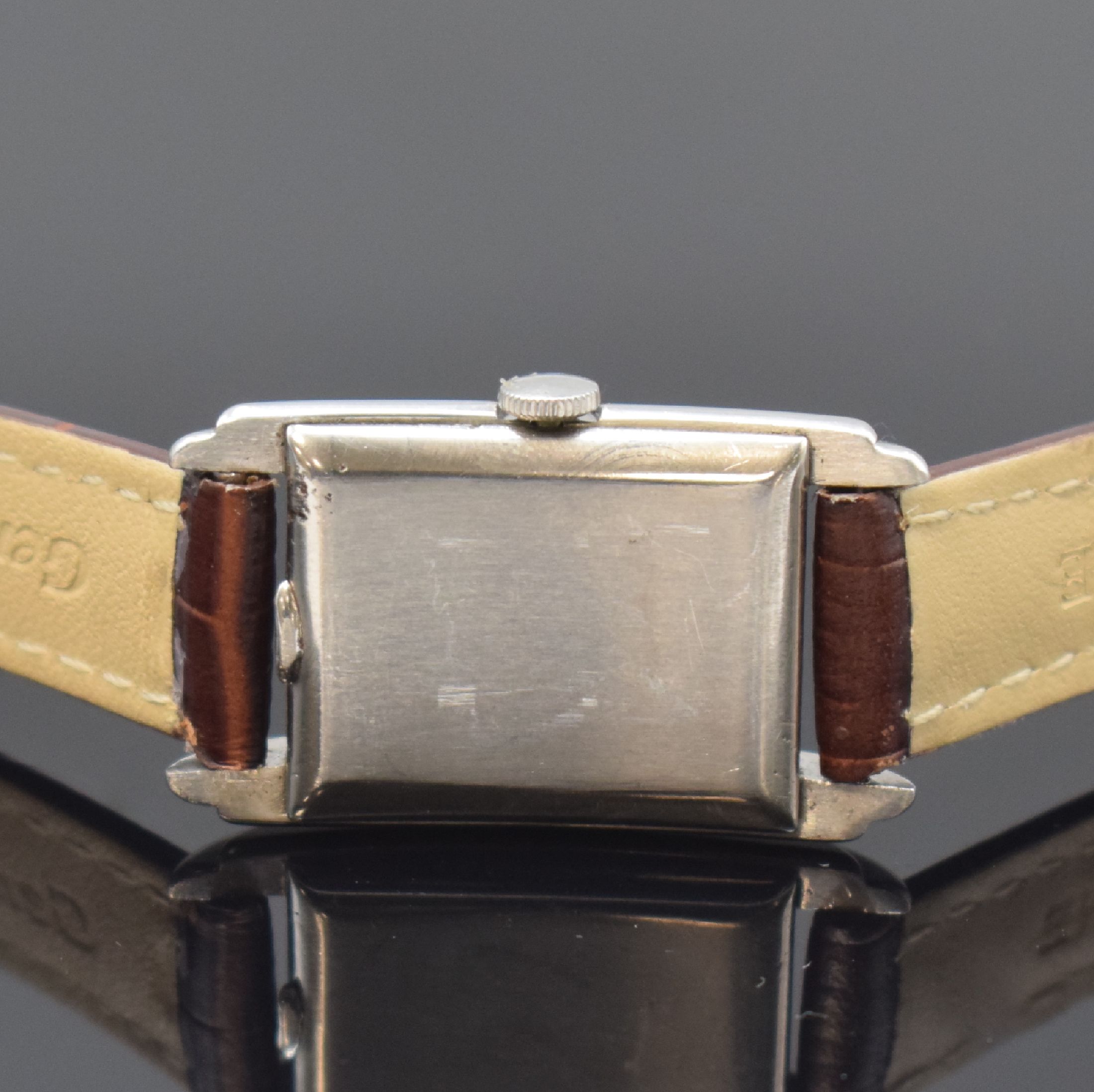 Detail c: OMEGA rechteckige Armbanduhr in Stahl, Schweiz um 1945, Handaufzug, Boden aufgedr., schwarzes Zifferbl. rest., arab. Zahlen, kl. Sek. b. 6, verg. ...