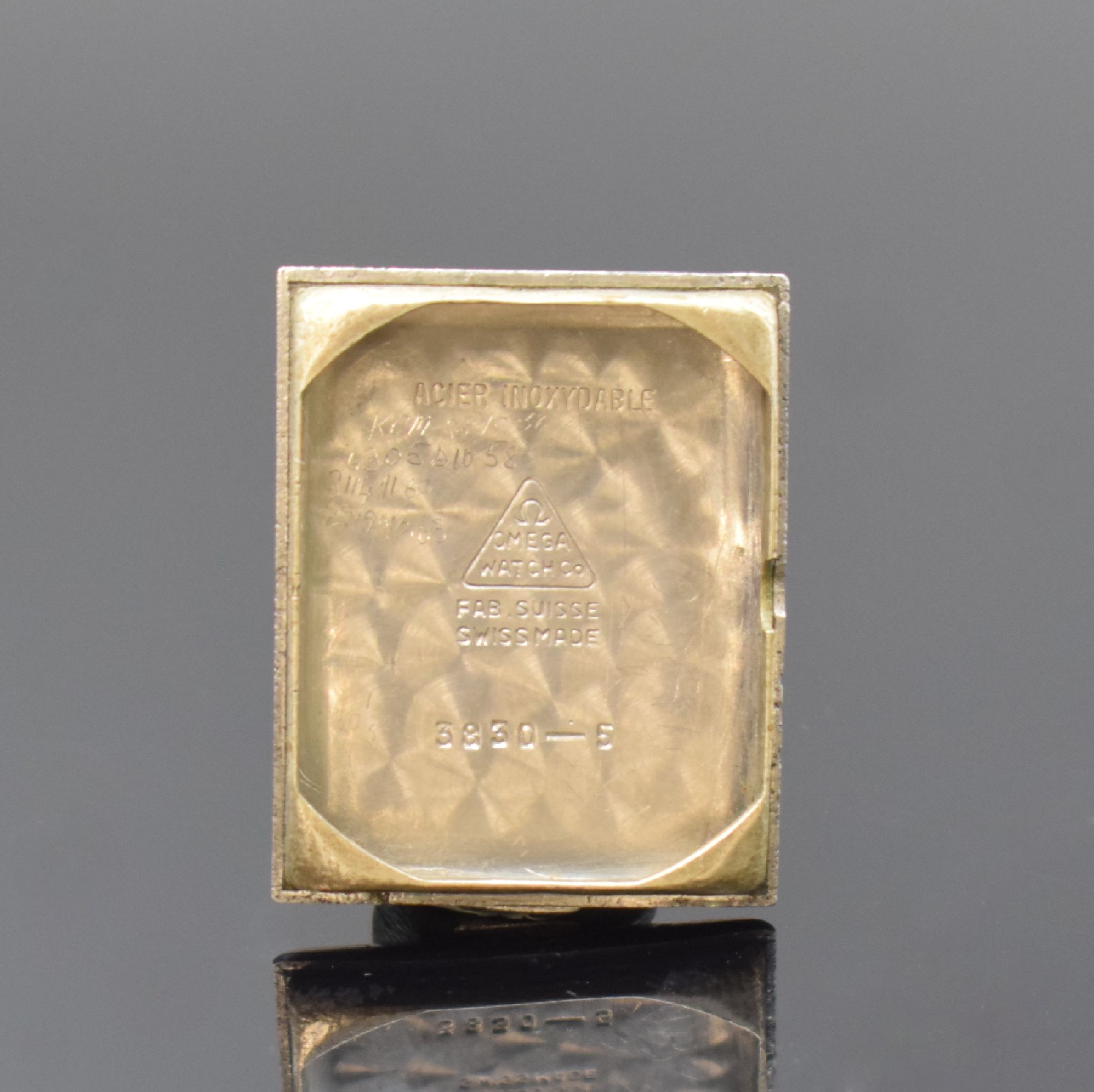 Detail e: OMEGA rechteckige Armbanduhr in Stahl, Schweiz um 1945, Handaufzug, Boden aufgedr., schwarzes Zifferbl. rest., arab. Zahlen, kl. Sek. b. 6, verg. ...