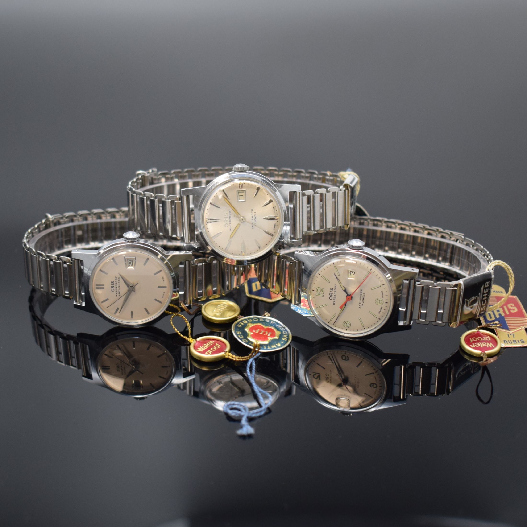 ORIS 3 ungetragene Armbanduhren, Schweiz um 1950/1960, Handaufzug, verchromte Gehäuse, Stahlböden verschr., weiße u. silb. Zifferblätter, 2x ...