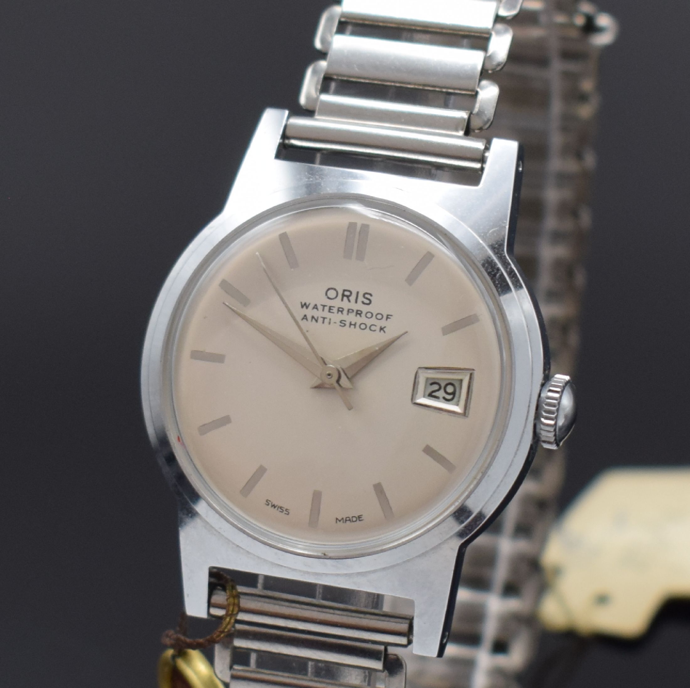 Detail a: ORIS 3 ungetragene Armbanduhren, Schweiz um 1950/1960, Handaufzug, verchromte Gehäuse, Stahlböden verschr., weiße u. silb. Zifferblätter, 2x ...
